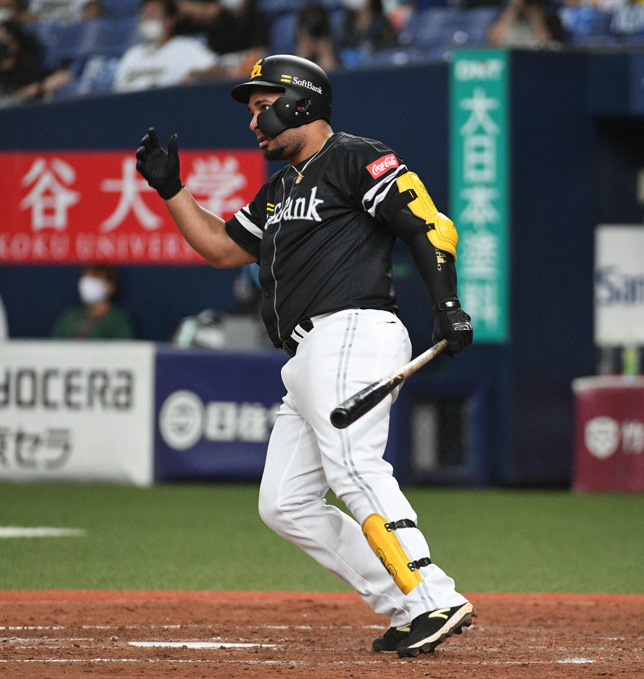 オリックス対ソフトバンク　4回表ソフトバンク2死三塁、バレンティンは適時打を放つ（撮影・渦原淳）
