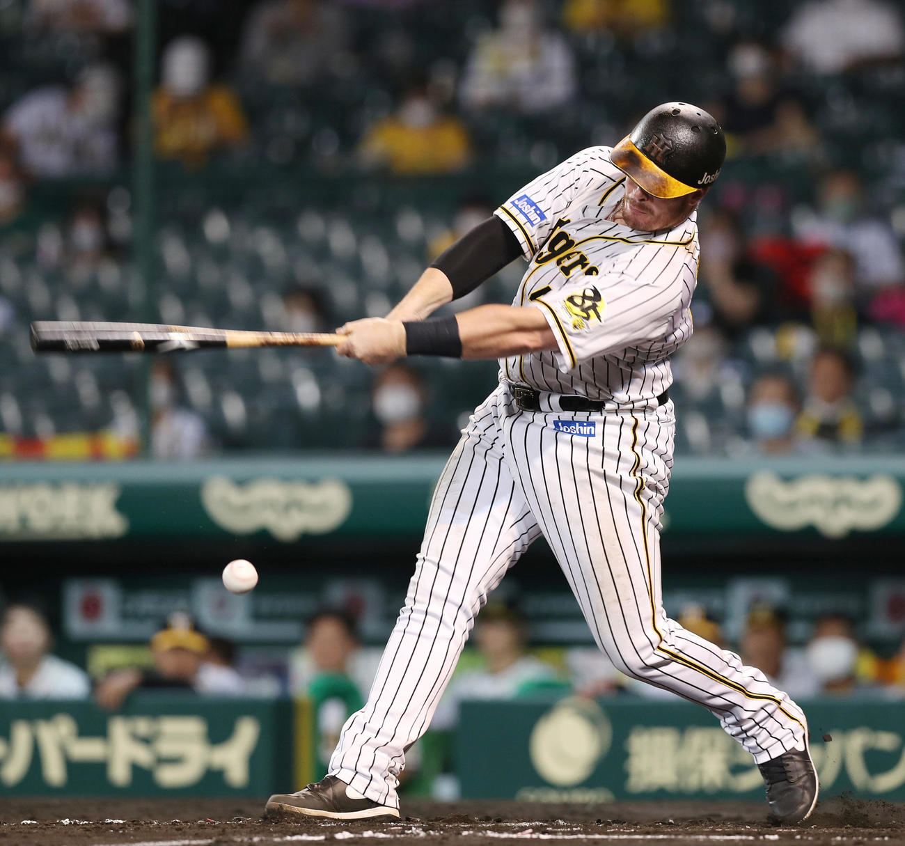 阪神対ヤクルト　7回裏阪神2死、三塁へ内野安打を放つボーア（撮影・前田充）