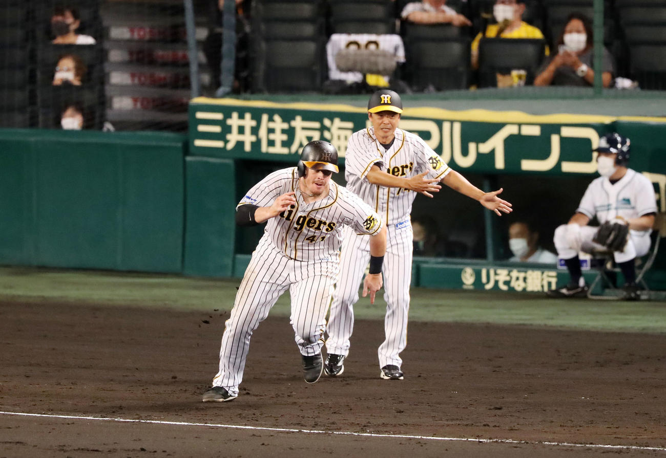 阪神対ヤクルト　7回裏阪神2死一塁、ボーアはサンズの右前打で本塁進塁も途中で帰塁する（撮影・加藤哉）