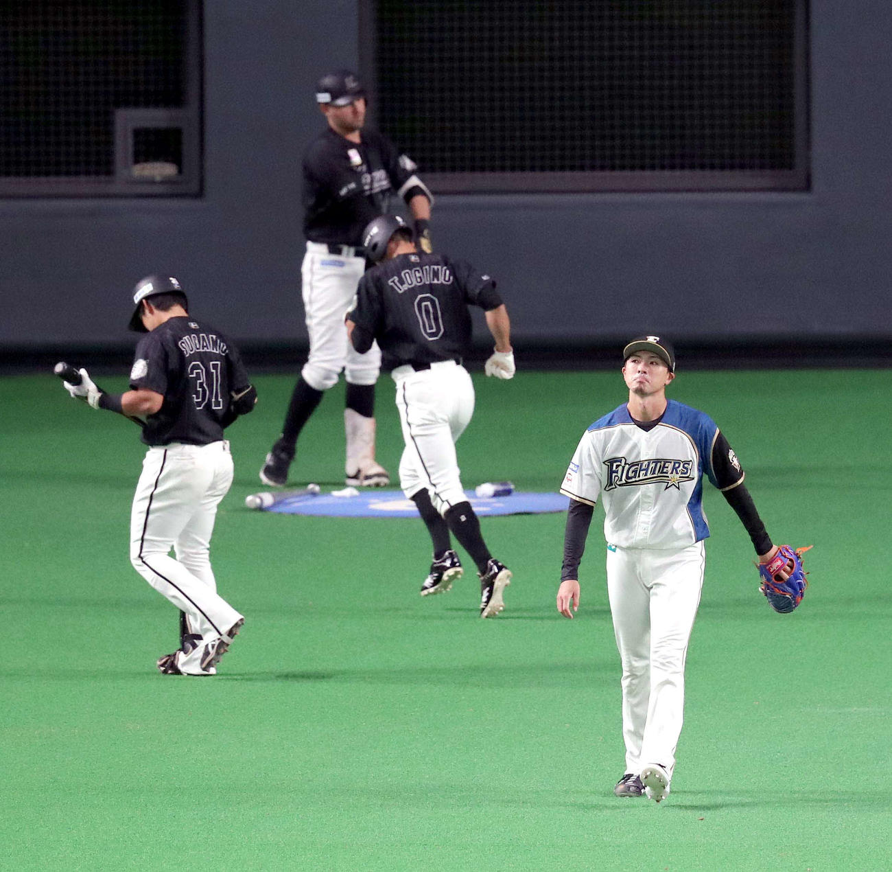 日本ハム対ロッテ　3回表ロッテ1死一、二塁、日本ハム清水の悪送球で追加点を許し悔しそうな表情を見せる日本ハム上沢（右手前）（撮影・佐藤翔太）