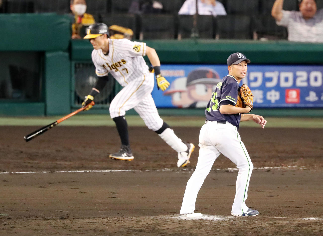 阪神対ヤクルト　5回裏阪神無死一、三塁、石川雅規は糸井嘉男に左前適時打を打たれ失点する（撮影・加藤哉）