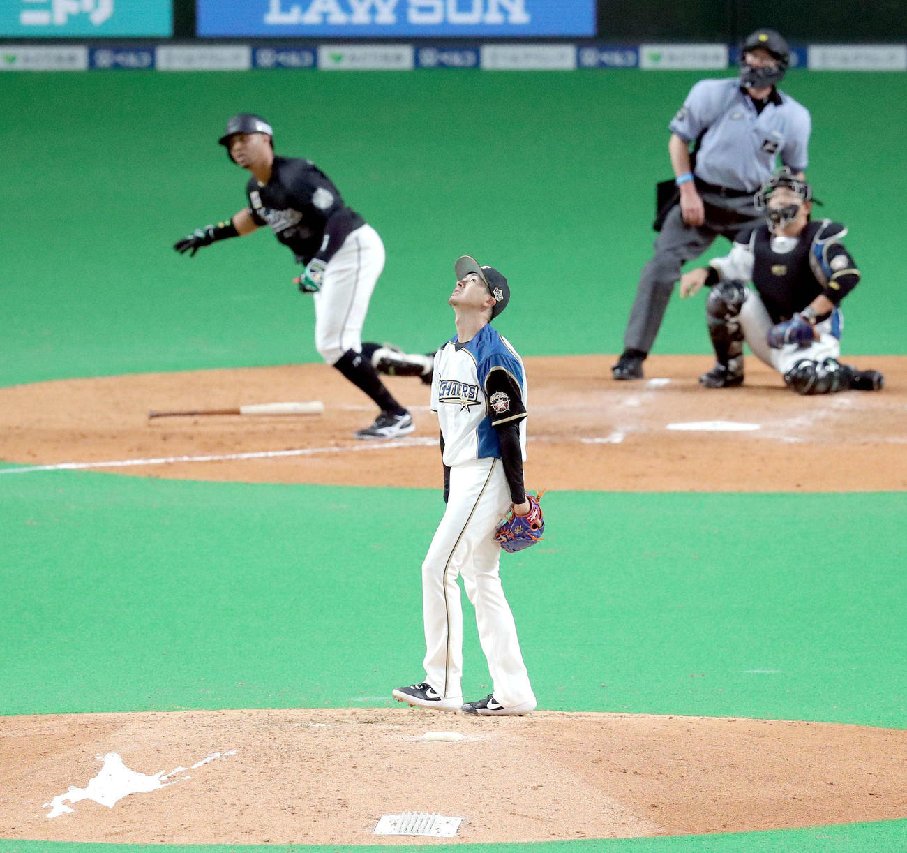 日本ハム対ロッテ　5回表ロッテ1死、マーティン（左奥）に右越え本塁打を浴びる日本ハム上沢（撮影・佐藤翔太）