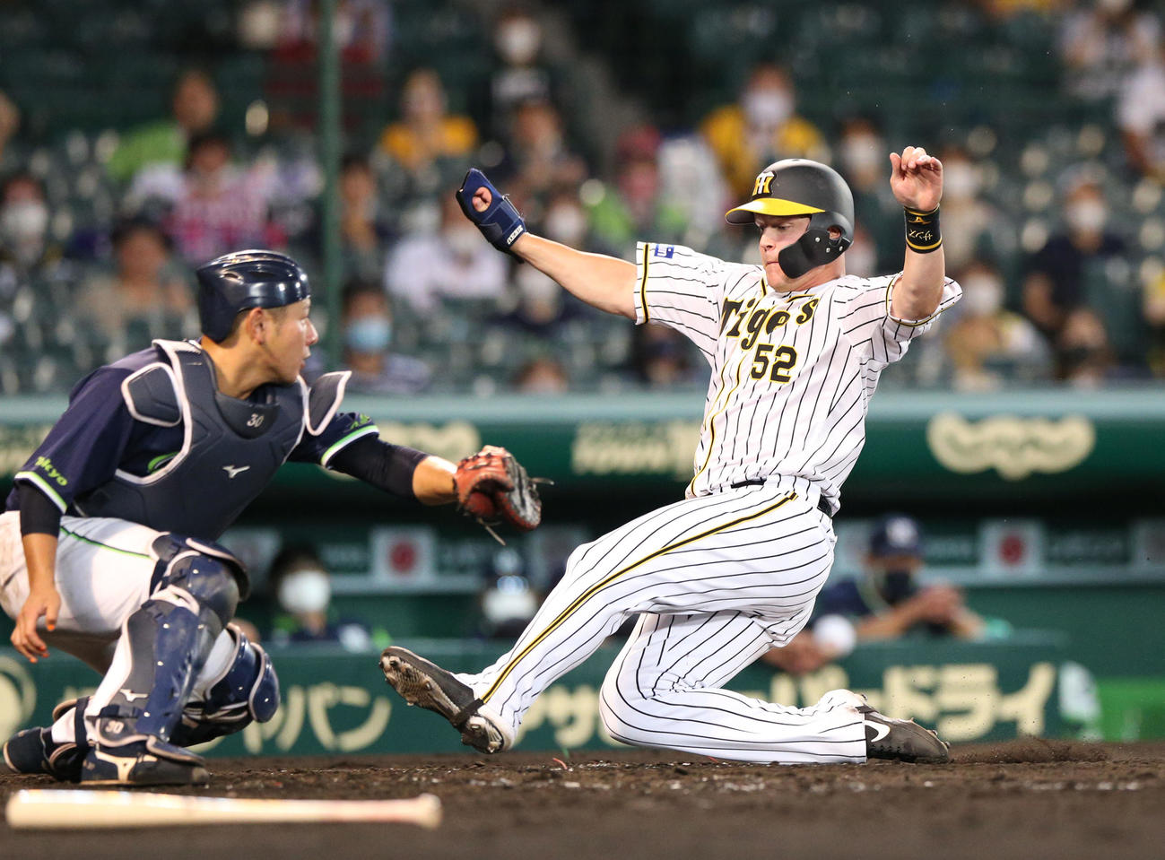 阪神対ヤクルト　4回裏阪神1死二、三塁、サンズは木浪の右犠飛で生還する（撮影・上山淳一）