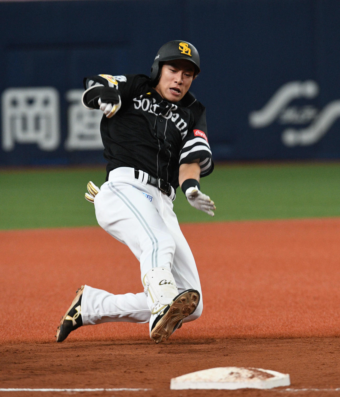 オリックス対ソフトバンク　4回表ソフトバンク2死三塁、柳田は中越え適時三塁打を放ち滑り込む（撮影・渦原淳）