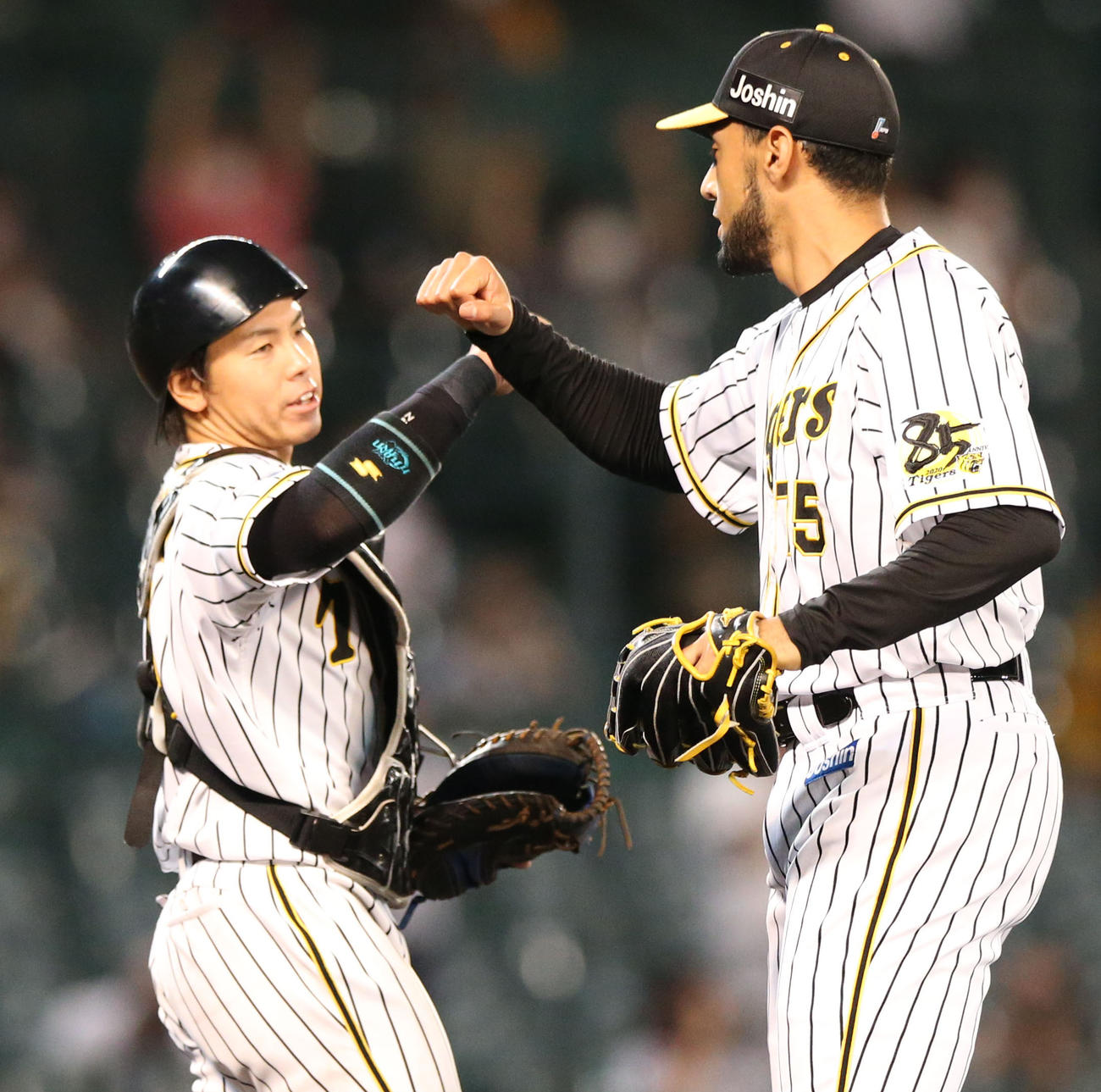 阪神対ヤクルト　最後を締めたスアレス（右）は梅野とエルボータッチ（撮影・上山淳一）