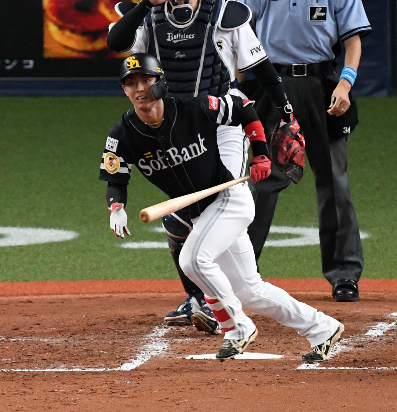 オリックス対ソフトバンク　2回表ソフトバンク無死一、三塁、今宮は中前適時打を放つ（撮影・前岡正明）