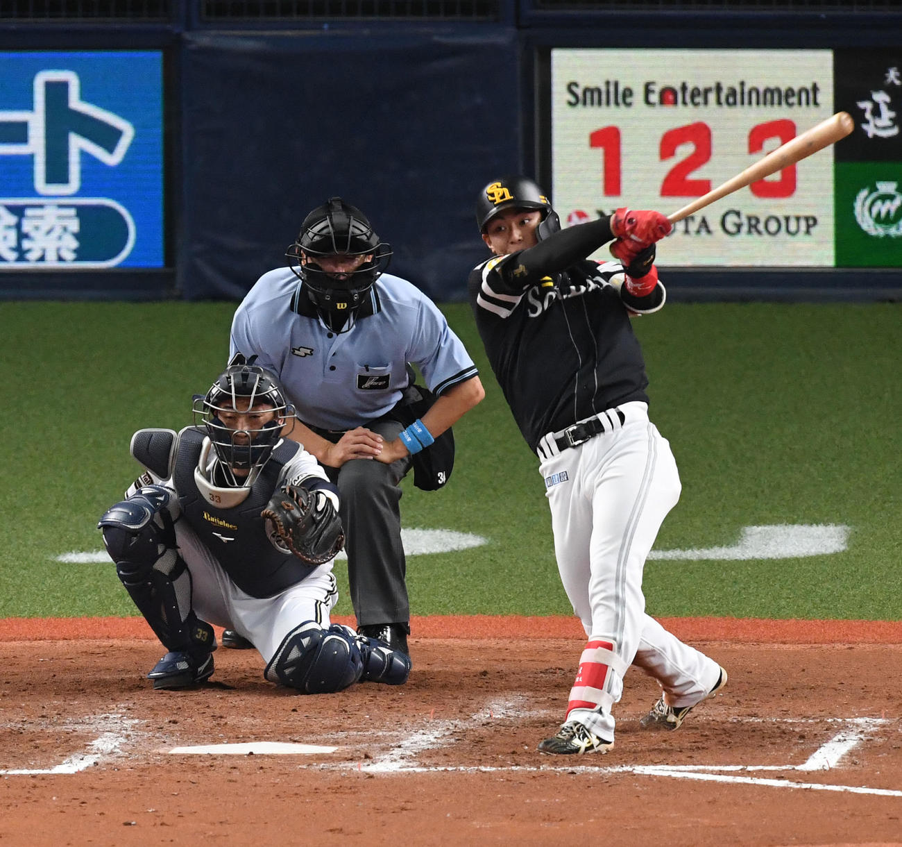 オリックス対ソフトバンク　8回表ソフトバンク無死、今宮は右前打を放つ（撮影・前岡正明）