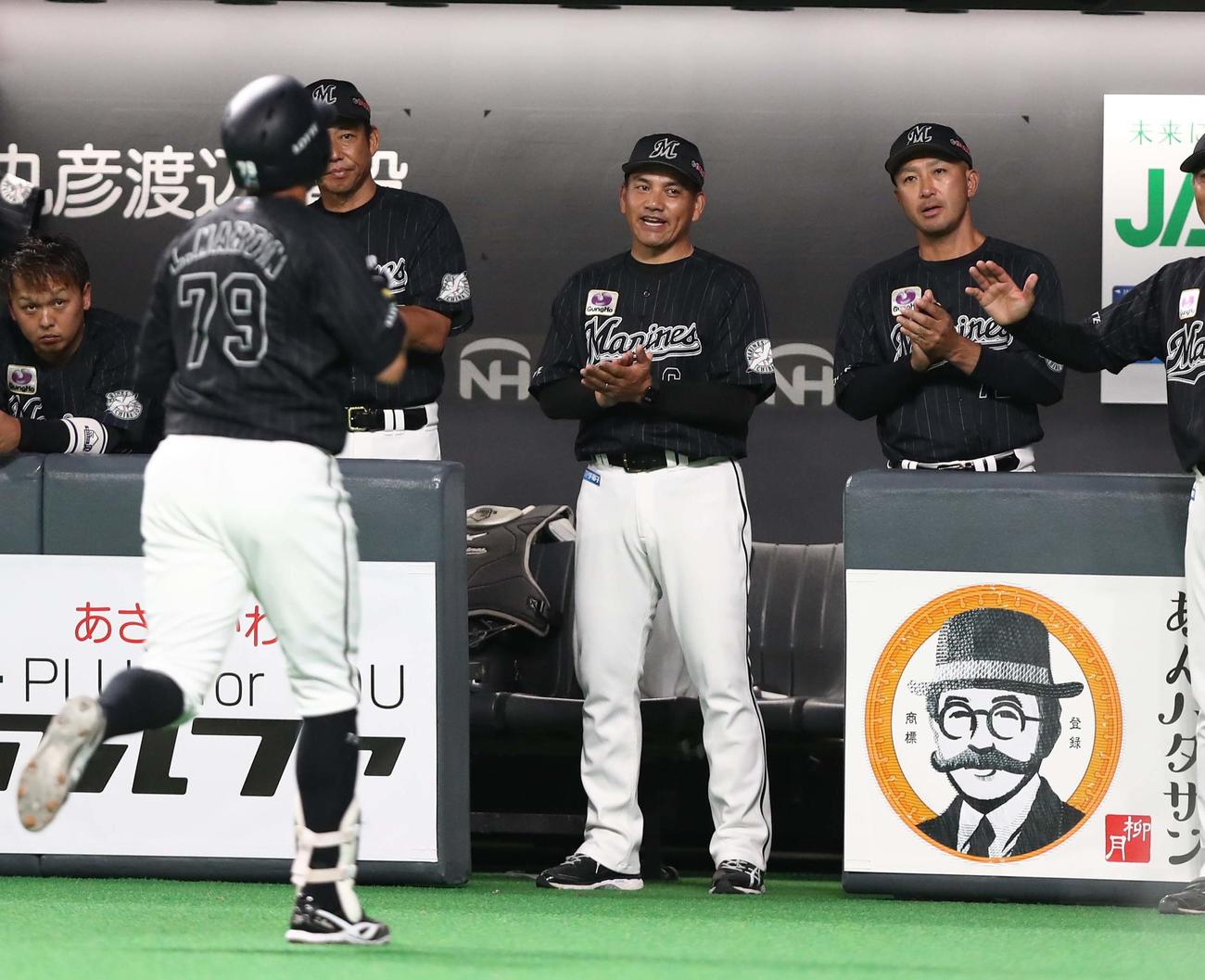日本ハム対ロッテ　5回表、本塁打を放ったマーティンを出迎える井口監督（中央）（撮影・黒川智章）