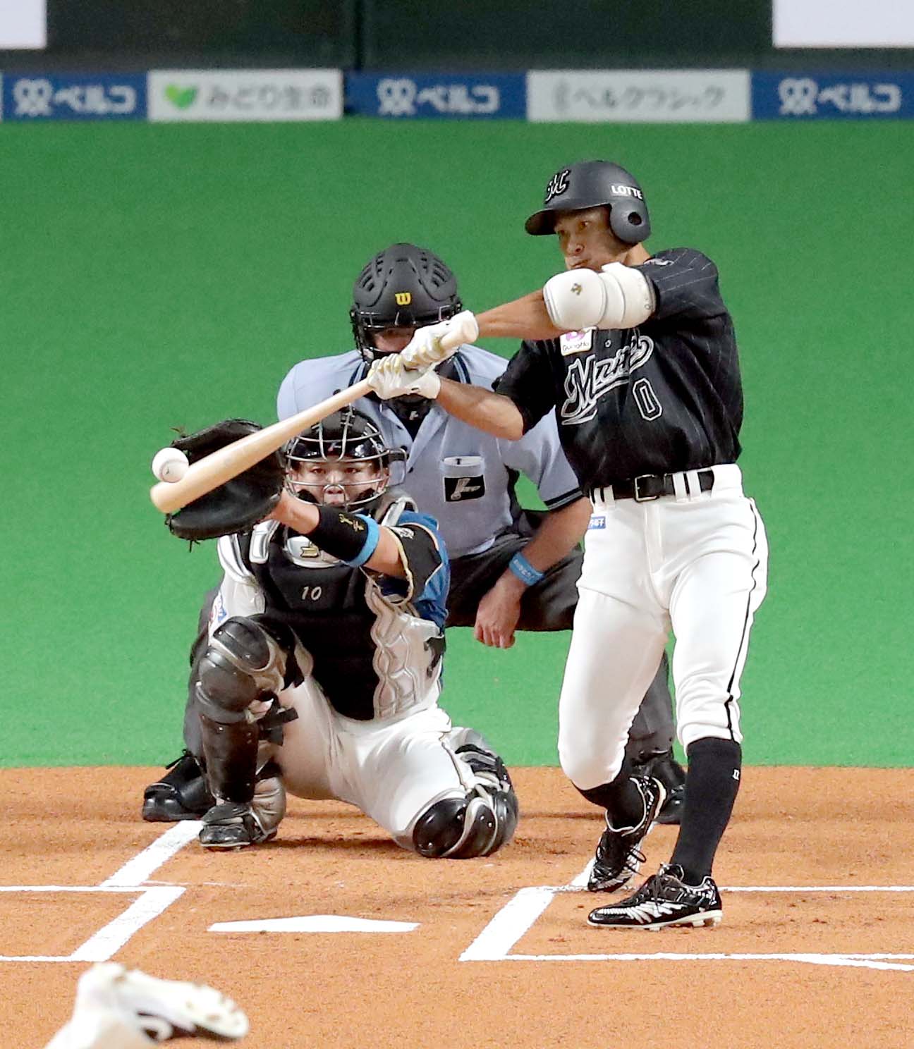 日本ハム対ロッテ　1回表ロッテ無死、荻野は中前打を放つ（撮影・佐藤翔太）