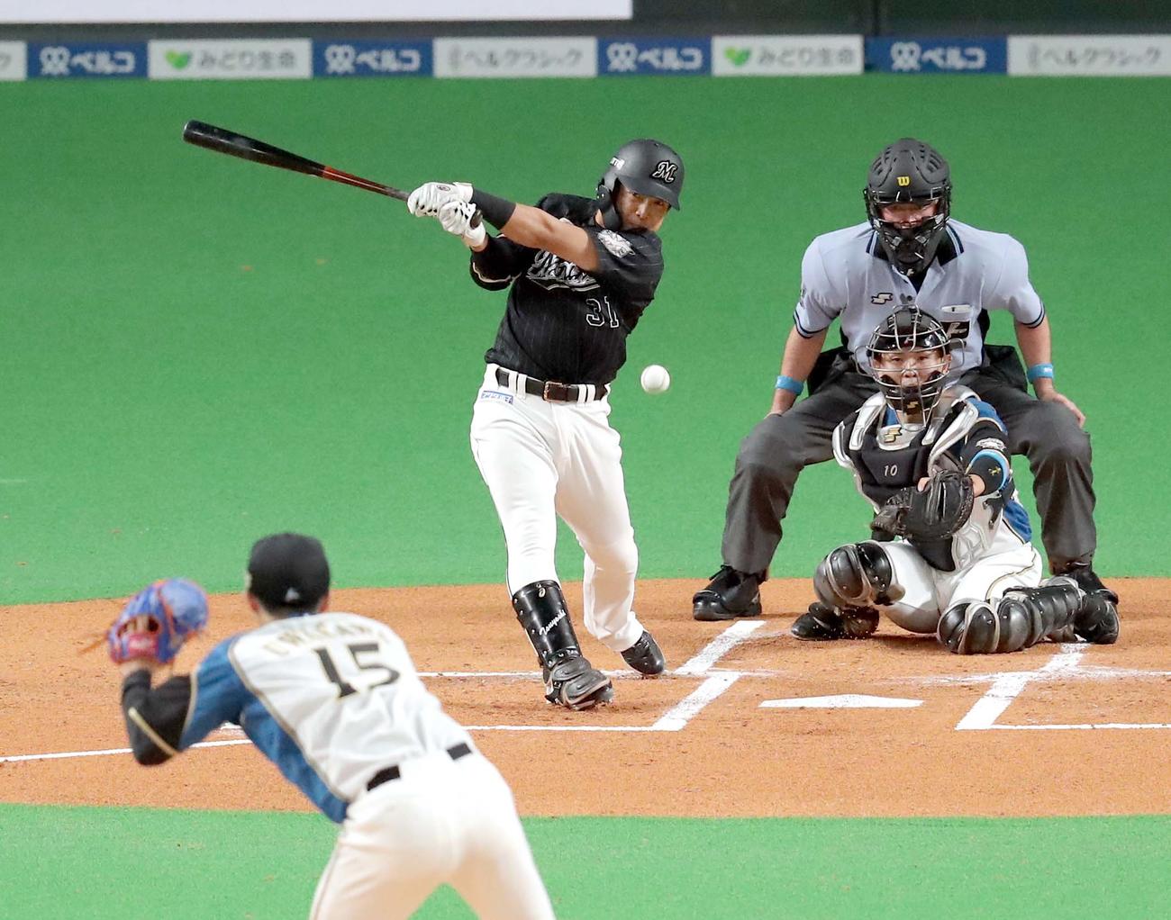 日本ハム対ロッテ　1回表ロッテ1死三塁、菅野先制となる中前適時打を放つ。投手は日本ハム上沢（撮影・佐藤翔太）