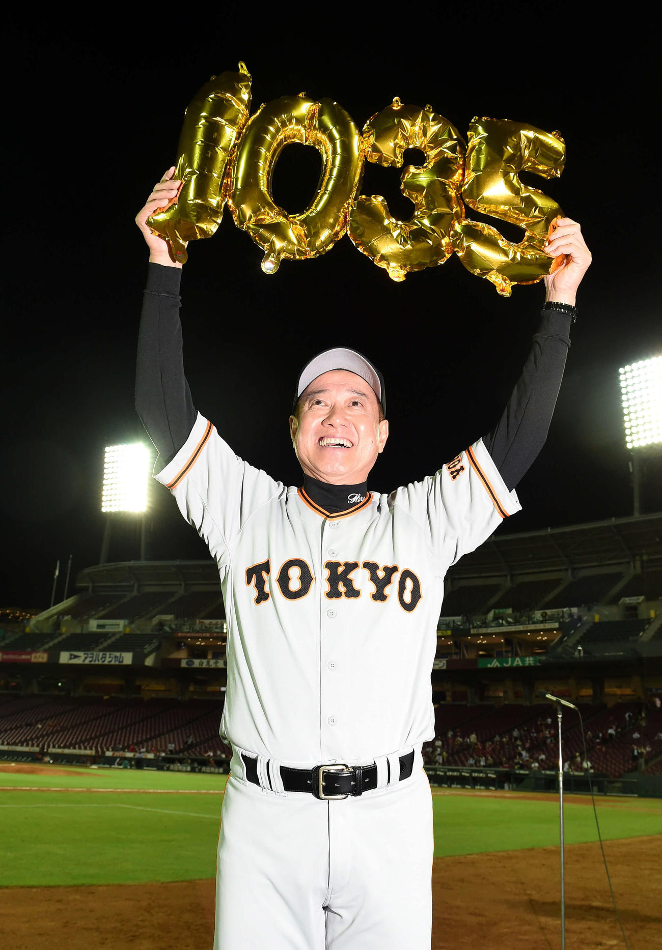 広島対巨人　監督通算1035勝目を挙げ笑顔でポーズを決める巨人原監督（撮影・たえ見朱実）