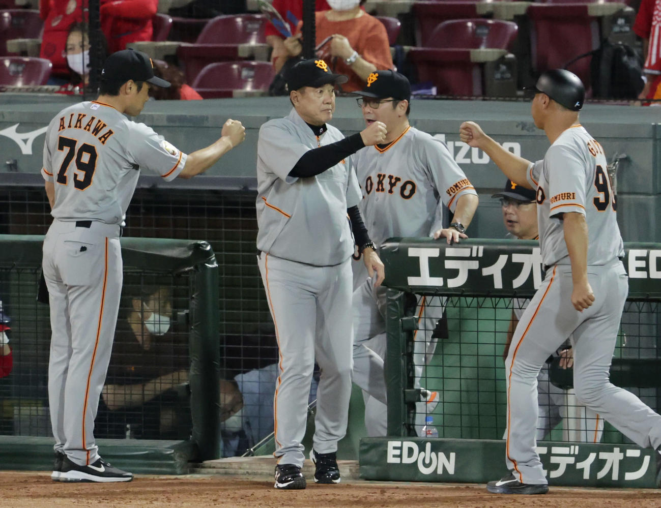 プロ野球広島対巨人4回戦　長嶋監督超えの監督通算1036勝を達成した原辰徳監督（中央）（撮影・加藤孝規）