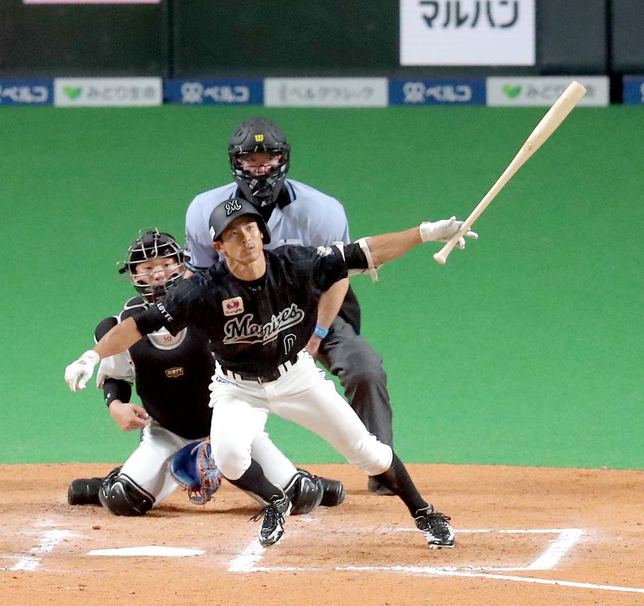 日本ハム対ロッテ　7回表ロッテ2死、荻野は左前打を放つ（撮影・佐藤翔太）
