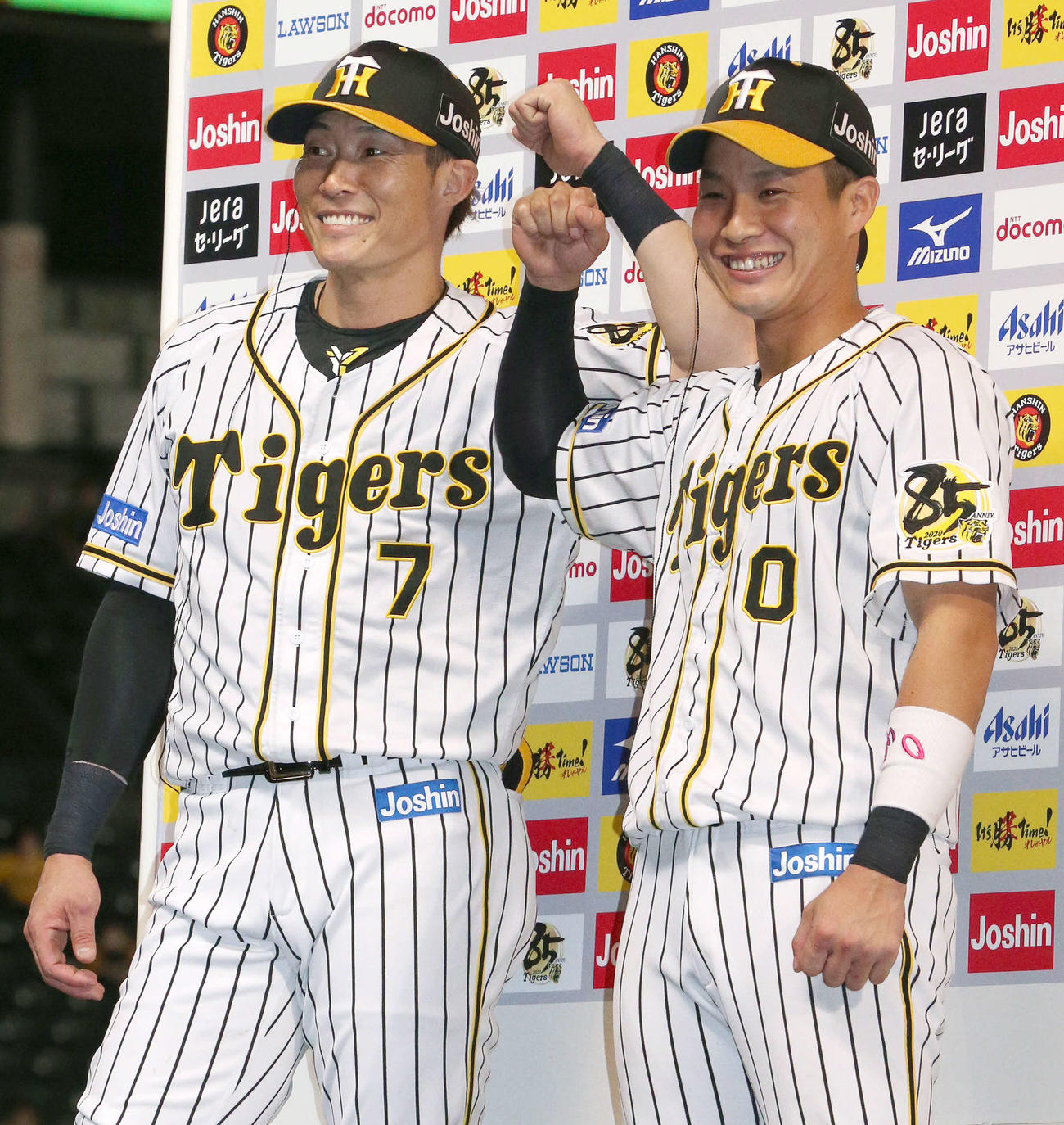 阪神対ヤクルト　お立ち台で笑顔を見せる阪神糸井（左）と木浪（撮影・上山淳一）