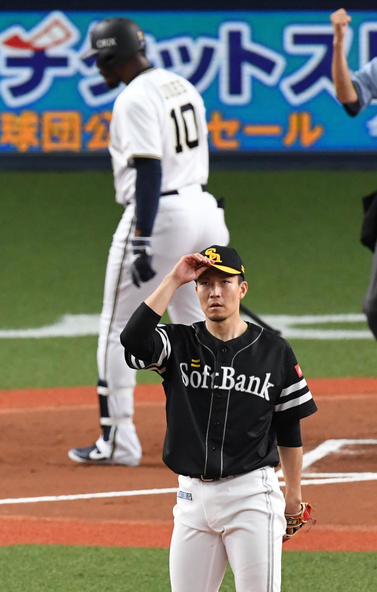 オリックス対ソフトバンク　6回裏オリックス無死、ジョーンズ（後方）を空振り三振に仕留めるソフトバンク千賀（撮影・前岡正明）