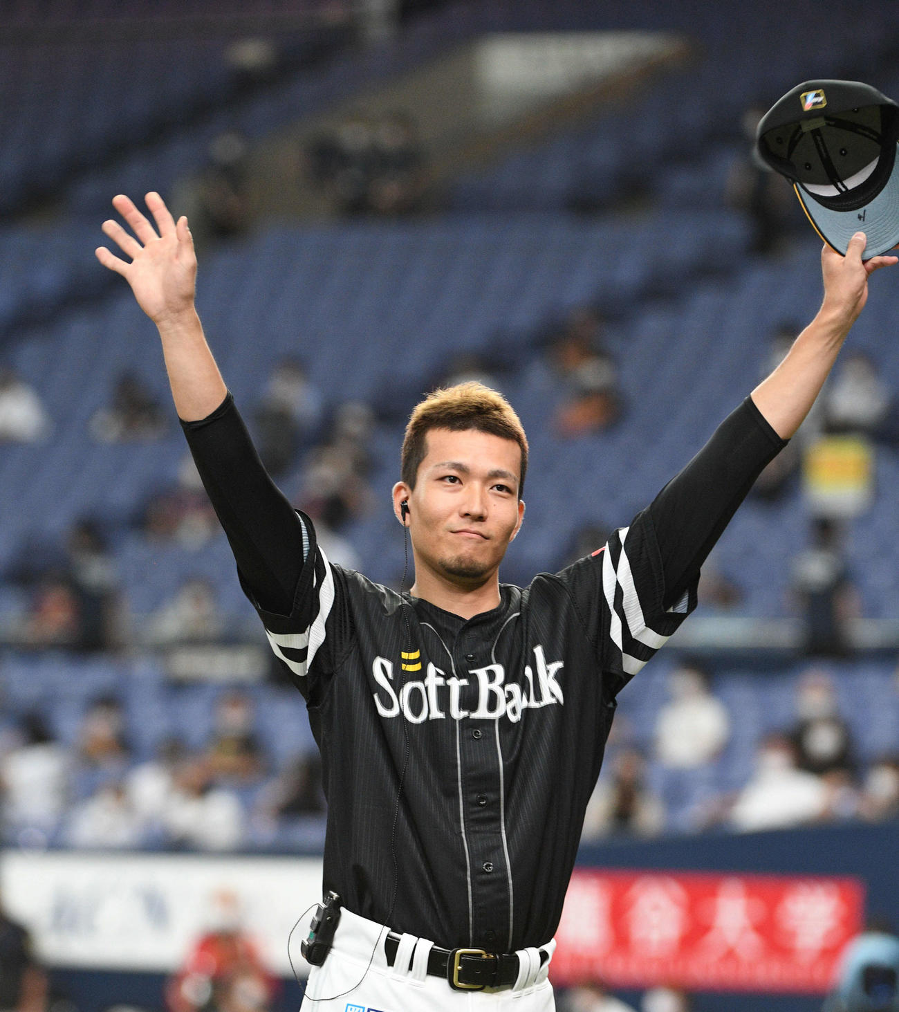 オリックス対ソフトバンク　2勝目を挙げた千賀は声援に応える（撮影・渦原淳）