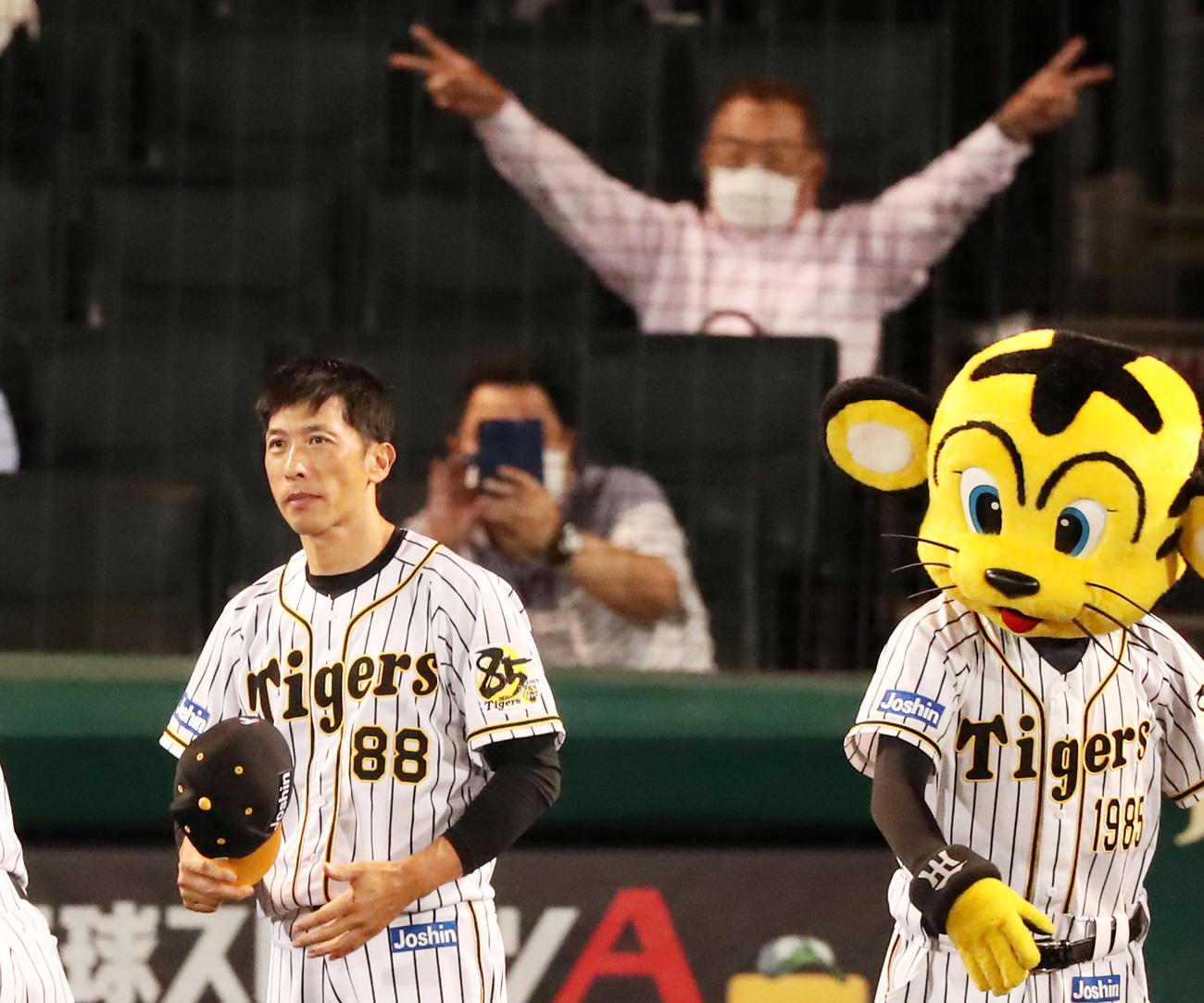 ヤクルトに勝利しスタンドにあいさつする矢野監督（撮影・加藤哉）