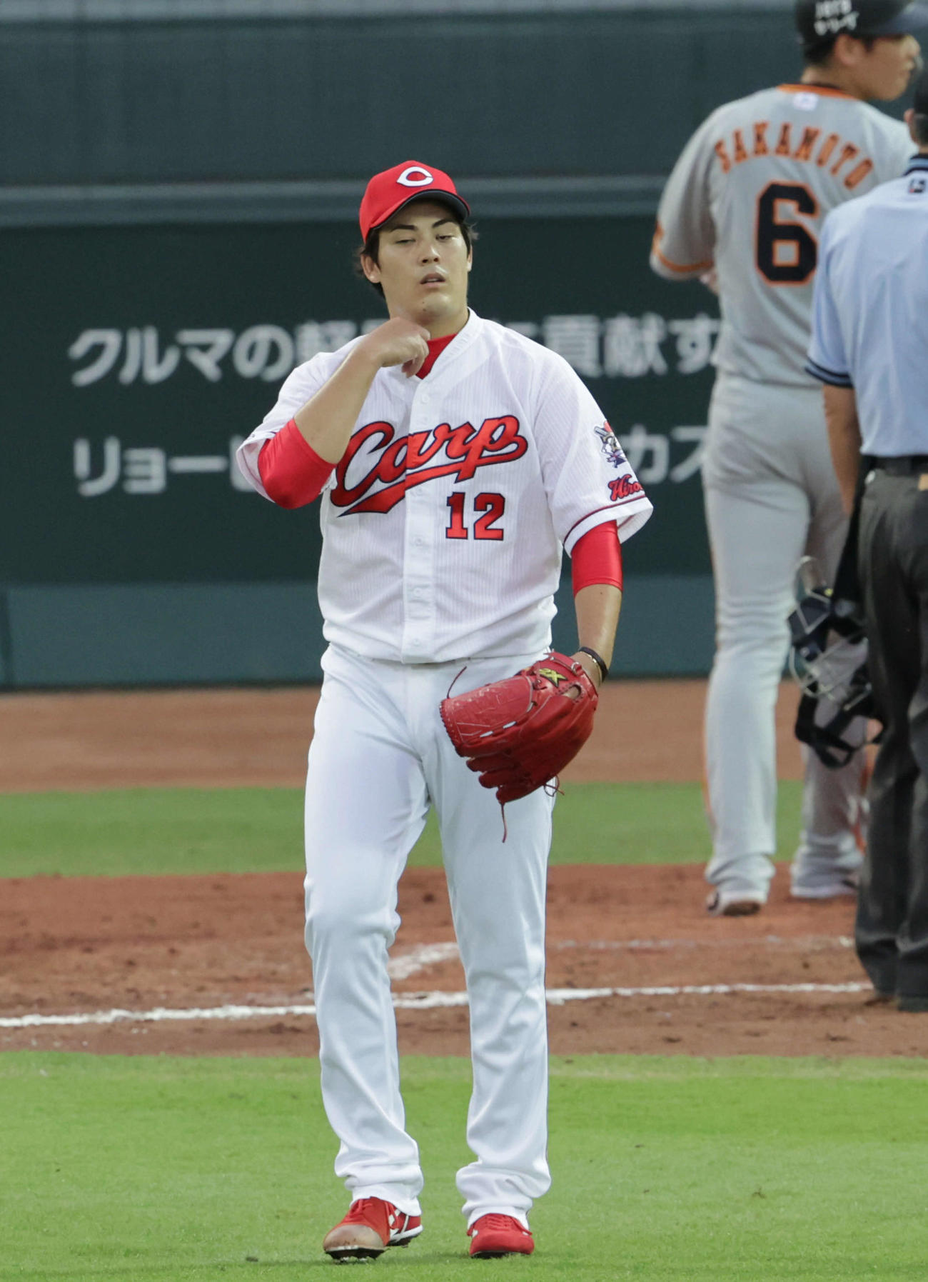 広島対巨人4回戦　3回表巨人1死二、三塁、九里は岡本に左越え3点本塁打を浴びる（撮影・加藤孝規）
