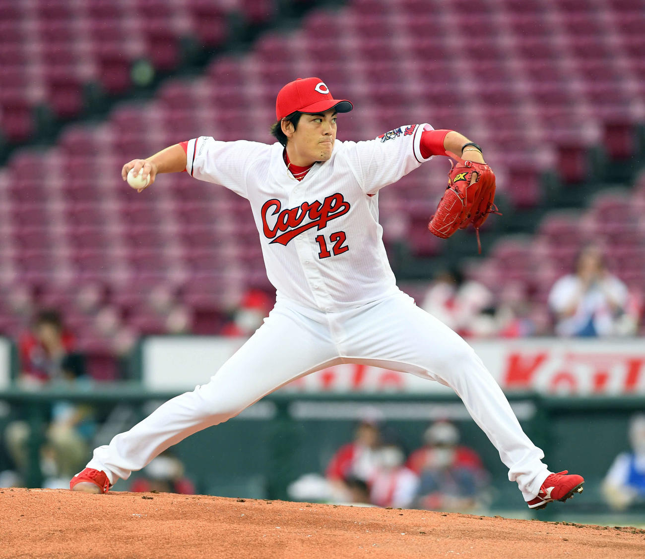広島対巨人　広島先発の九里（撮影・たえ見朱実）