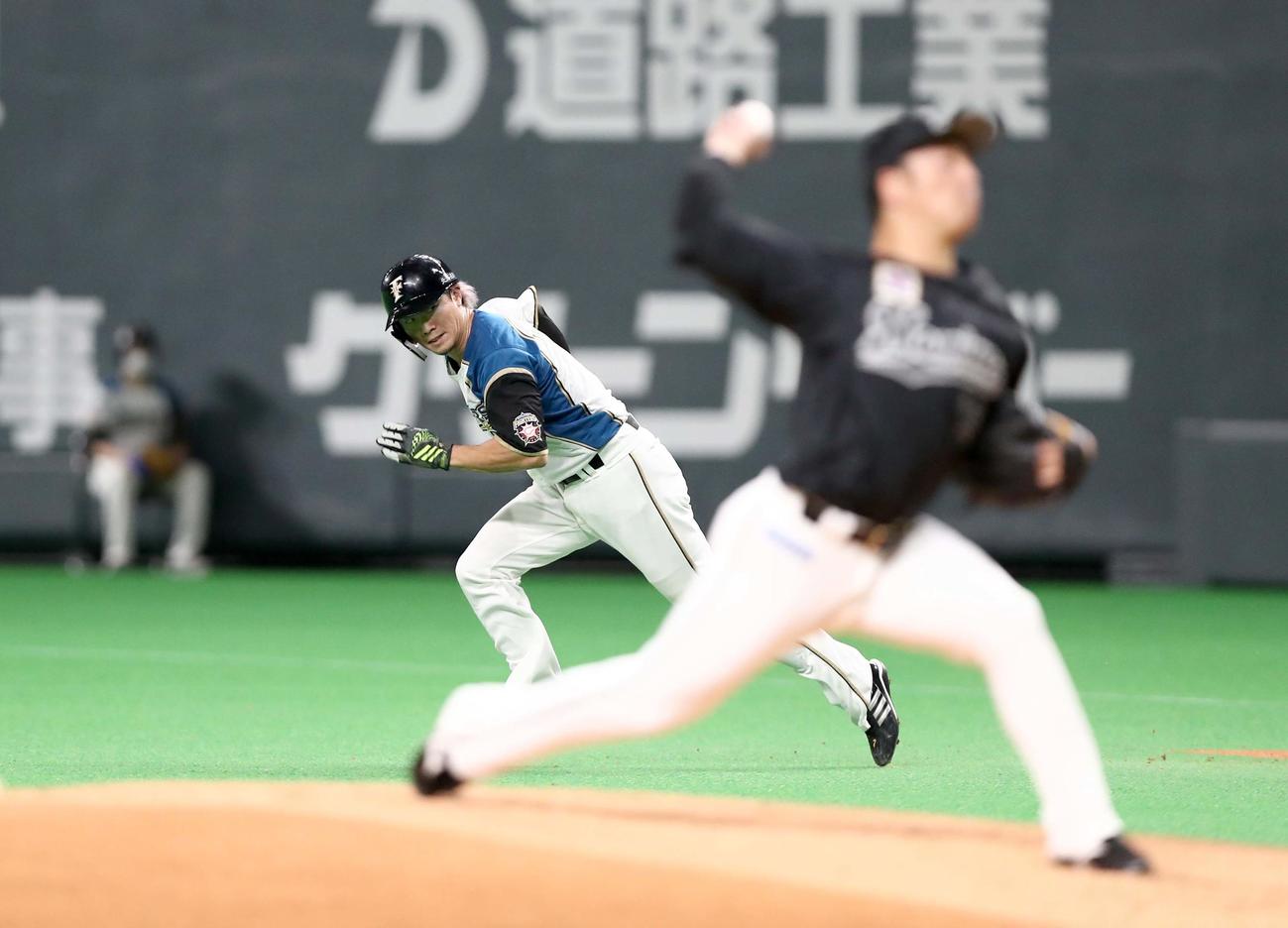 日本ハム対ロッテ　1回裏日本ハム無死一塁、盗塁を決める西川（撮影・黒川智章）