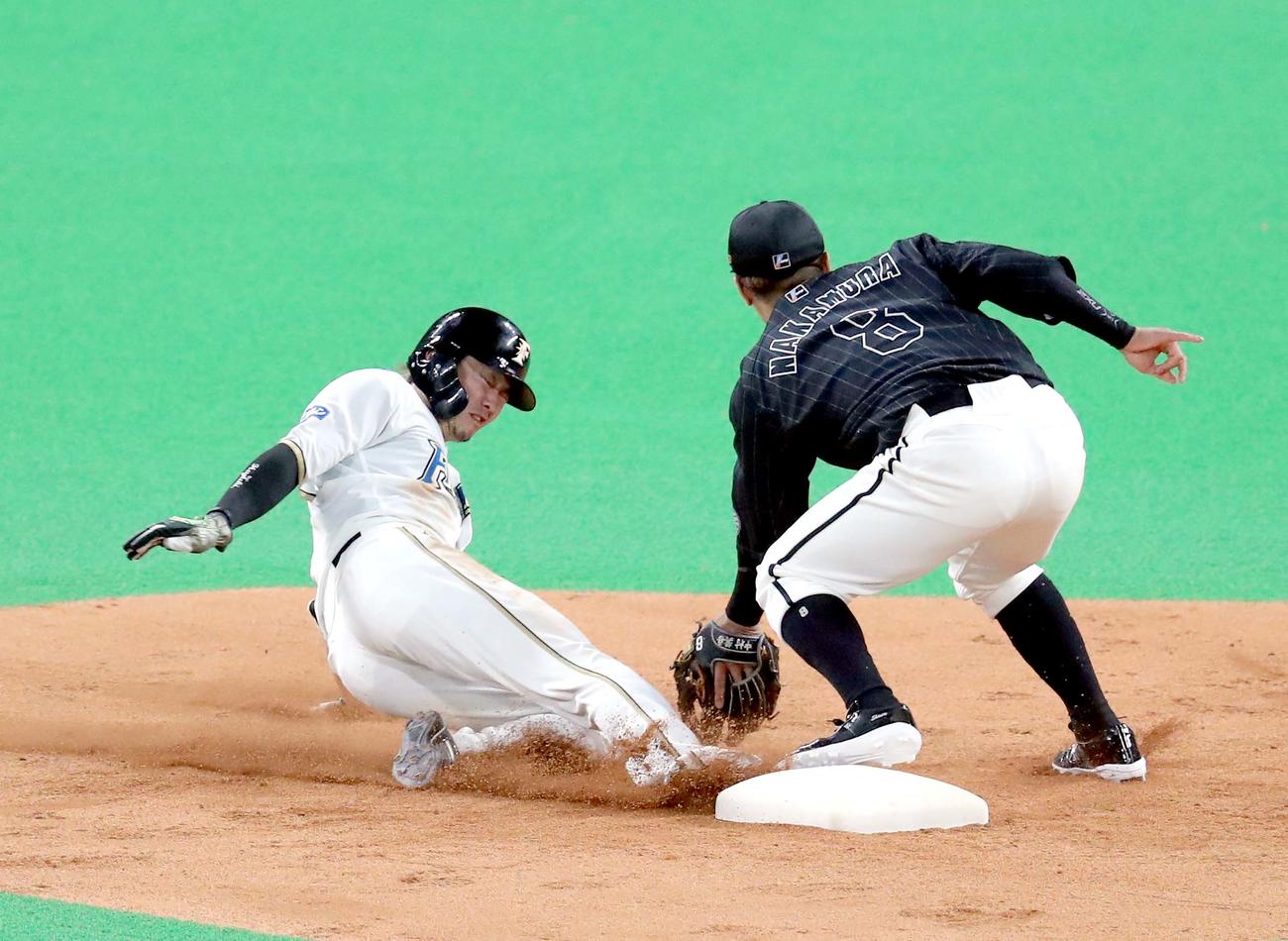 日本ハム対ロッテ　8回裏日本ハム無死一塁、西川は二盗を決める（撮影・佐藤翔太）