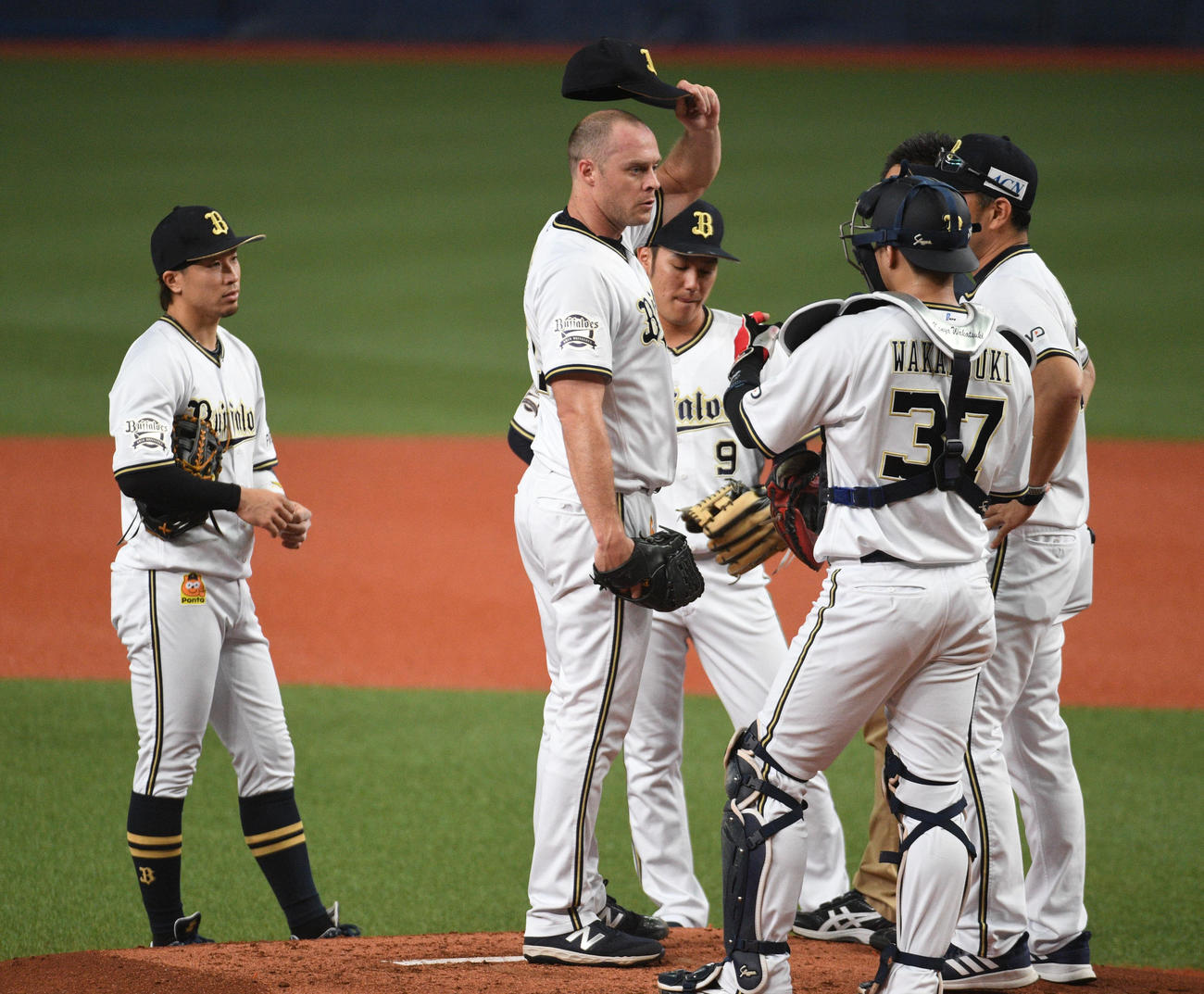 オリックス対ソフトバンク　立ち上がり2失点にガックリのアルバース（中央）とマウンドに集まるナイン（撮影・渦原淳）