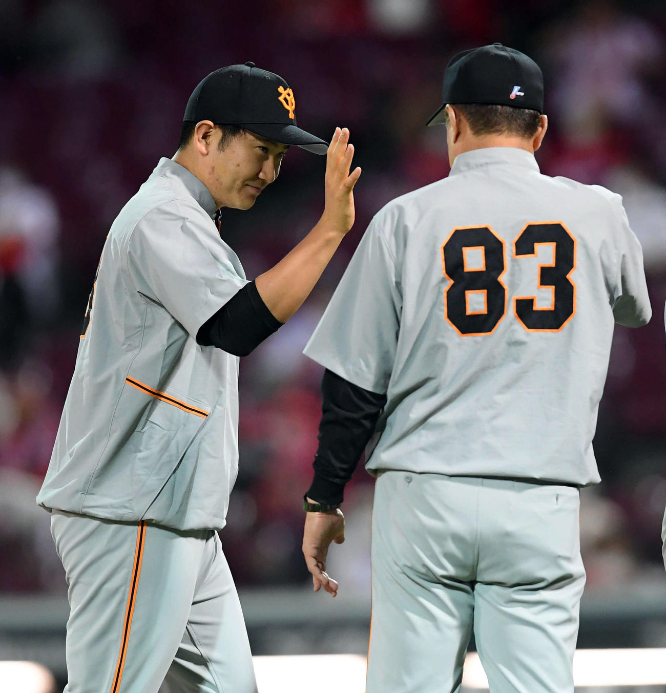 広島対巨人　今季3勝目を挙げ巨人原監督（右）とハイタッチする菅野（撮影・たえ見朱実）