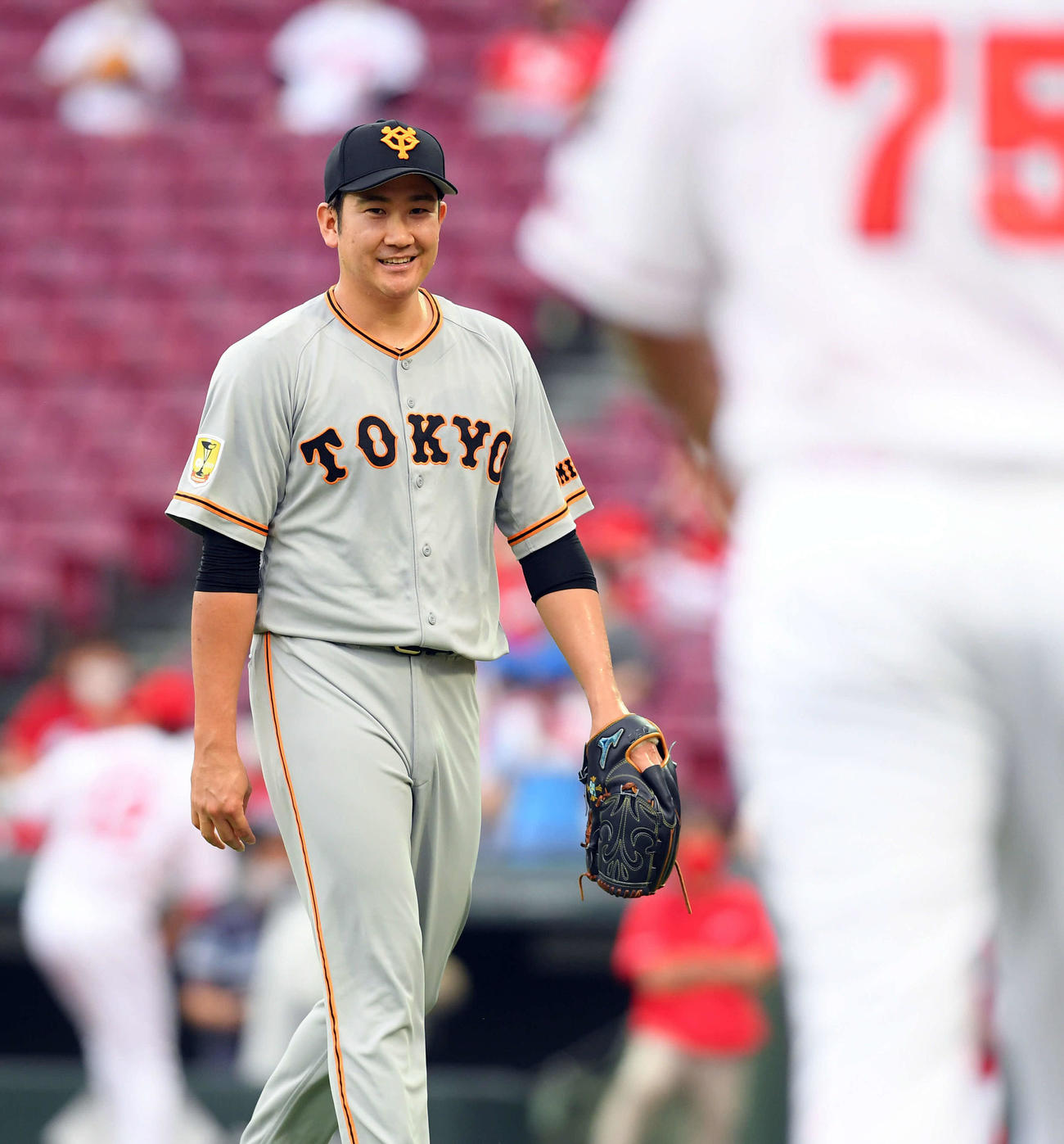 広島対巨人　1回を無失点に抑え、笑顔の巨人先発の菅野（撮影・たえ見朱実）