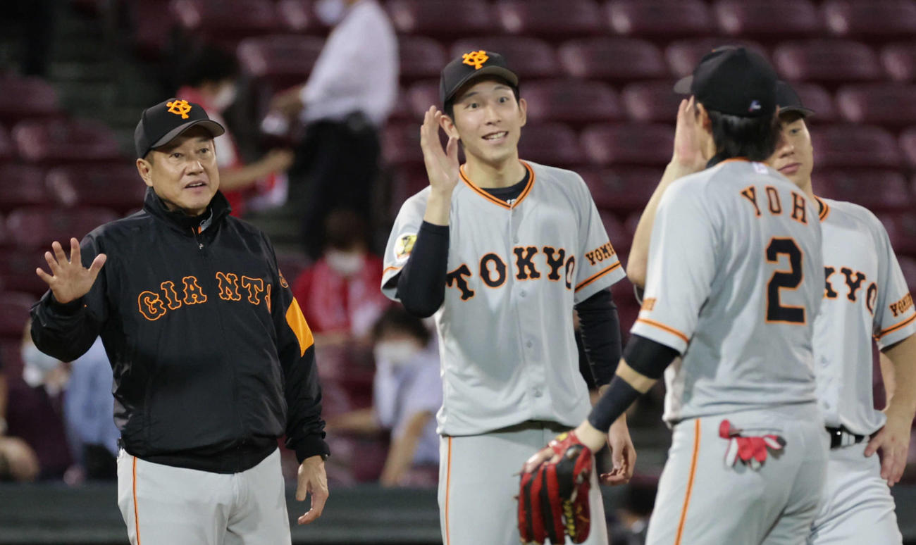 広島対巨人5回戦　ナインを迎える原監督（左）と先発の戸郷（中央）（撮影・加藤孝規）