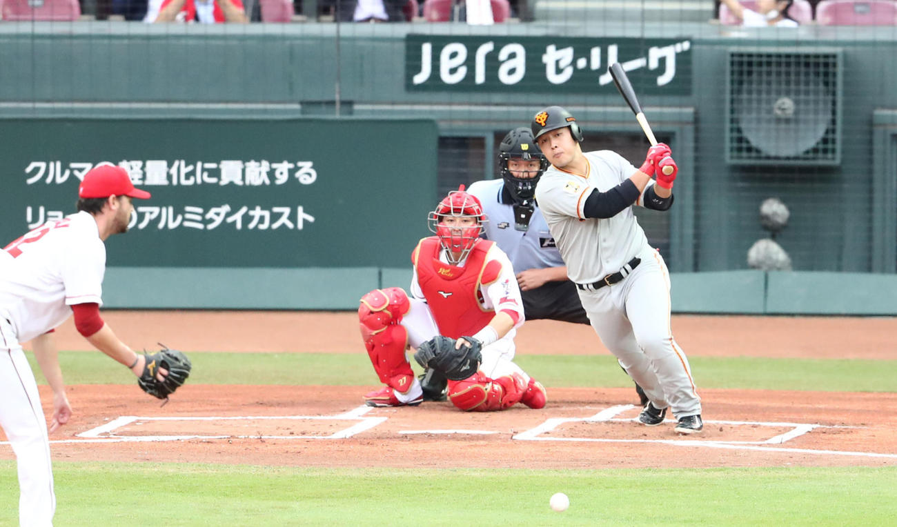 広島対巨人　1回表巨人2死二塁、岡本和真は仲目に先制適時打を放つ（撮影・梅根麻紀）