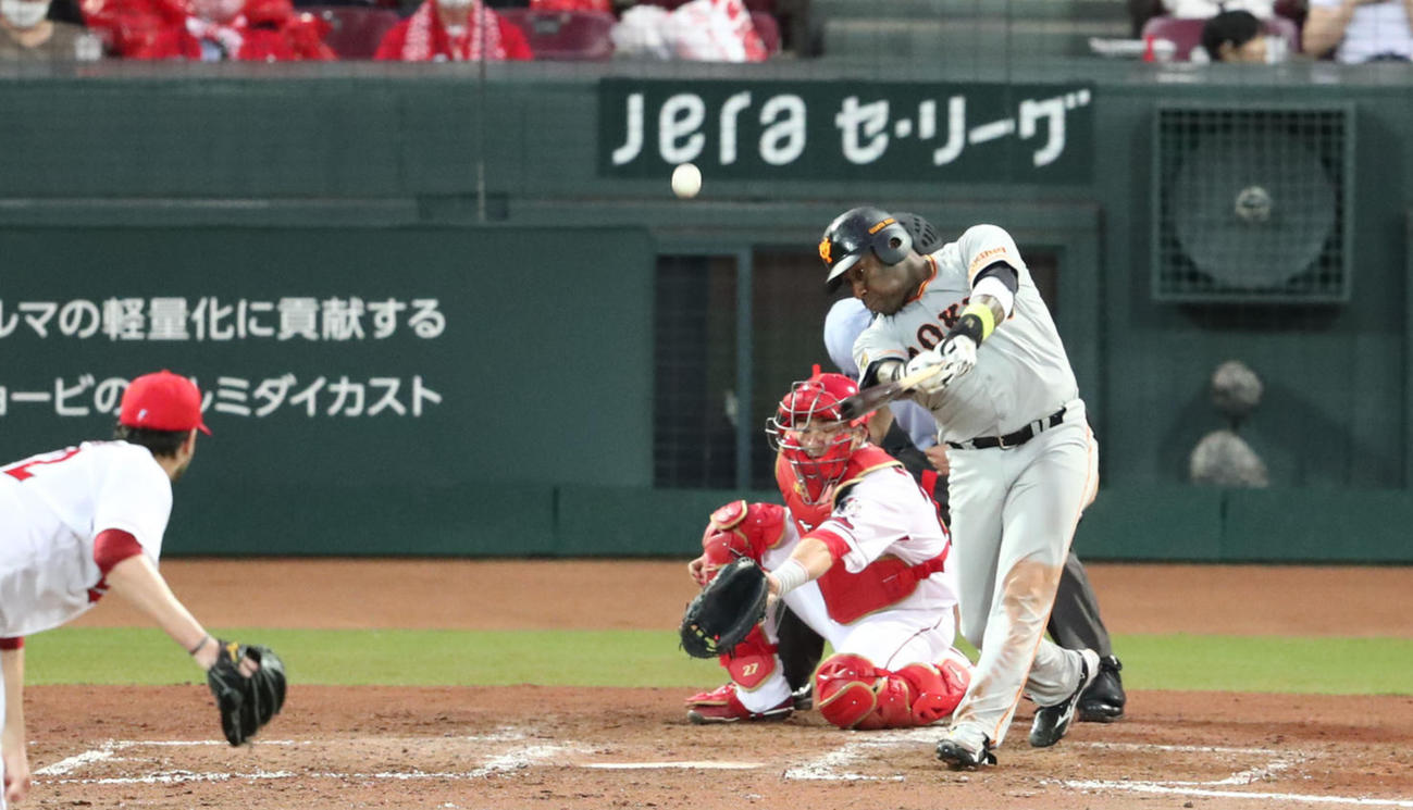 広島対巨人　5回表巨人1死一塁、ウィーラーは左中間に2点本塁打を放つ（撮影・梅根麻紀）