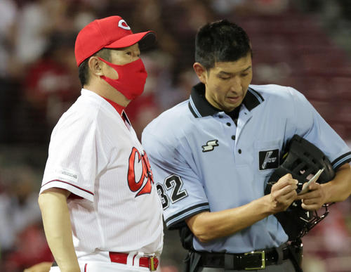 広島対巨人5回戦　8回表巨人、交代を告げる佐々岡監督（撮影・加藤孝規）
