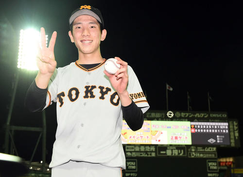 広島対巨人　負けなしの3勝目を挙げた巨人戸郷は、笑顔でポーズを決める（撮影・たえ見朱実）