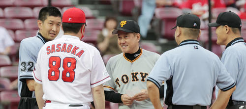 広島対巨人5回戦　メンバー表交換する原監督（中央）と佐々岡監督（撮影・加藤孝規）