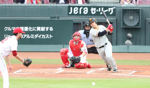 広島対巨人　1回表巨人2死二塁、岡本和真は仲目に先制適時打を放つ（撮影・梅根麻紀）