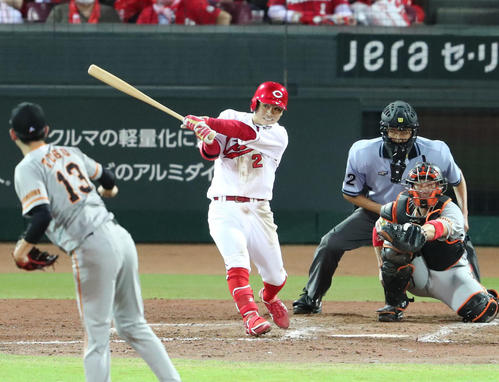 広島対巨人　5回裏広島2死、田中広輔は右翼線三塁打を放つ（撮影・梅根麻紀）