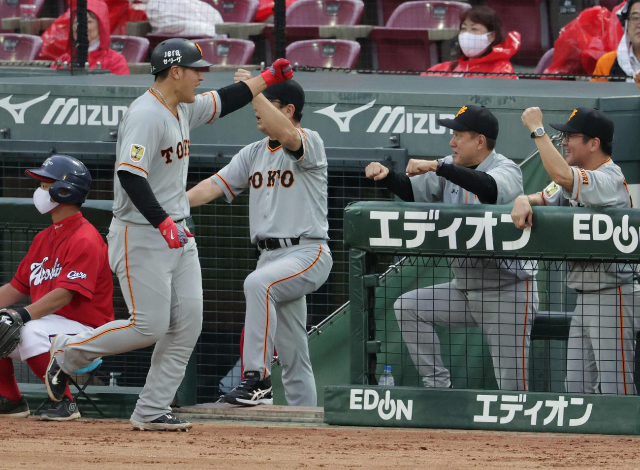 広島対巨人4回戦　左越え3点本塁打の岡本（左）を迎える原監督（右から2人目）（撮影・加藤孝規）