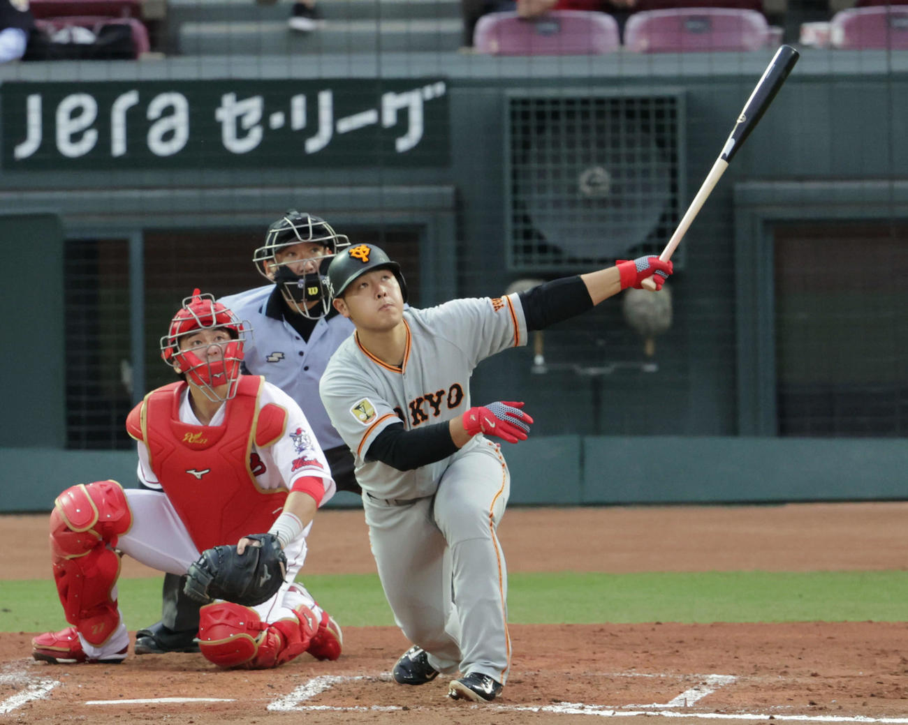 広島対巨人4回戦　3回表巨人1死二、三塁、岡本は左越え3点本塁打を放つ（撮影・加藤孝規）