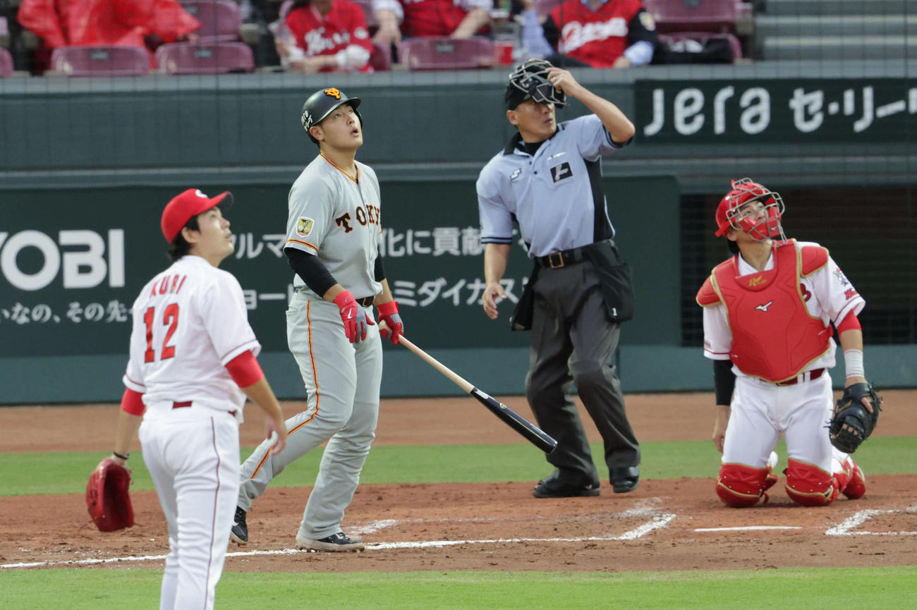 広島対巨人4回戦　3回表巨人1死二、三塁、岡本は左越え3点本塁打を放つ。左は九里（撮影・加藤孝規）