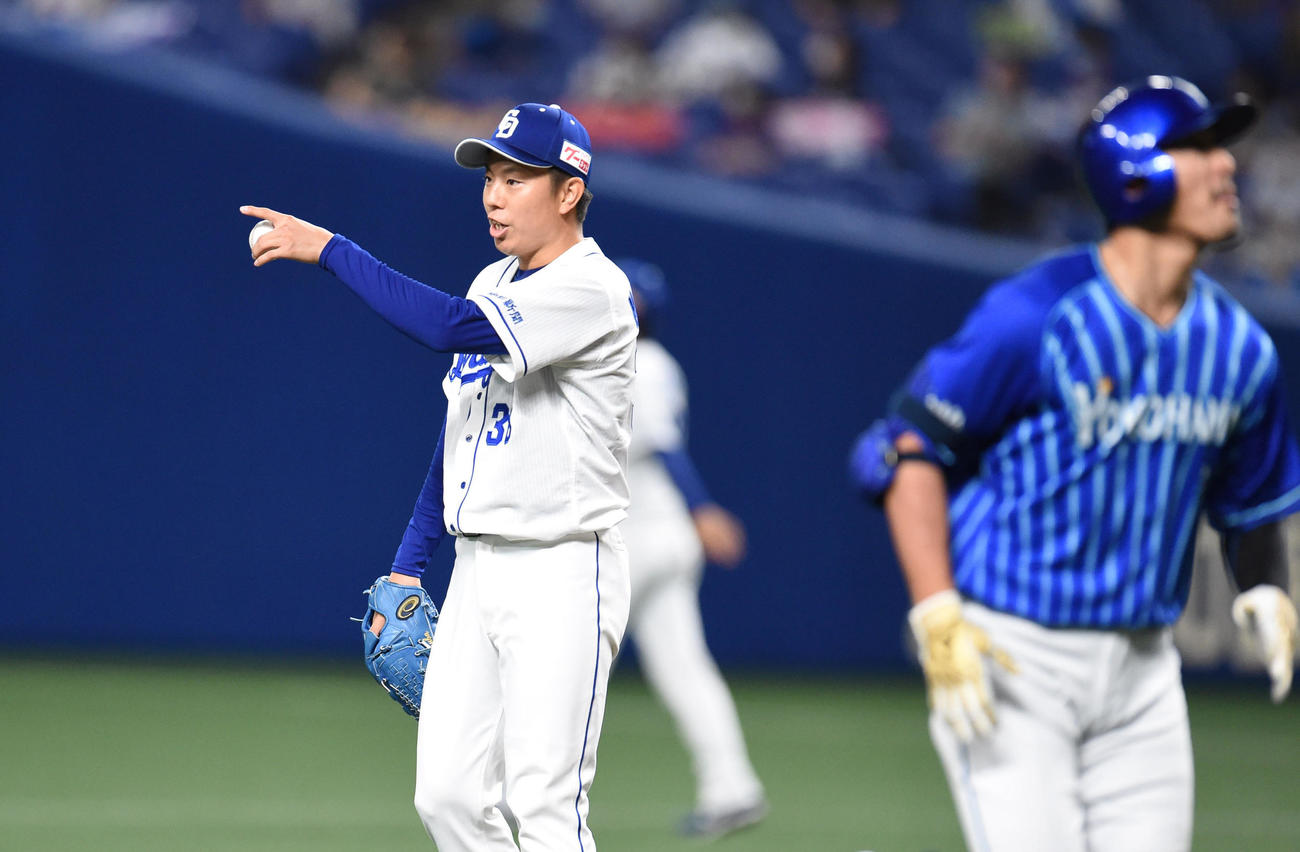 1回表DeNA無死、梶谷隆幸（右）を三ゴロに打ち取り石川昂弥に声をかける中日先発の松葉貴大（左）（撮影・森本幸一）