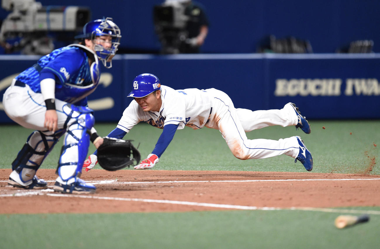 中日対DeNA　3回裏中日2死一、三塁、ビシエドの右越え適時二塁打で生還する一塁走者の溝脇（撮影・森本幸一）
