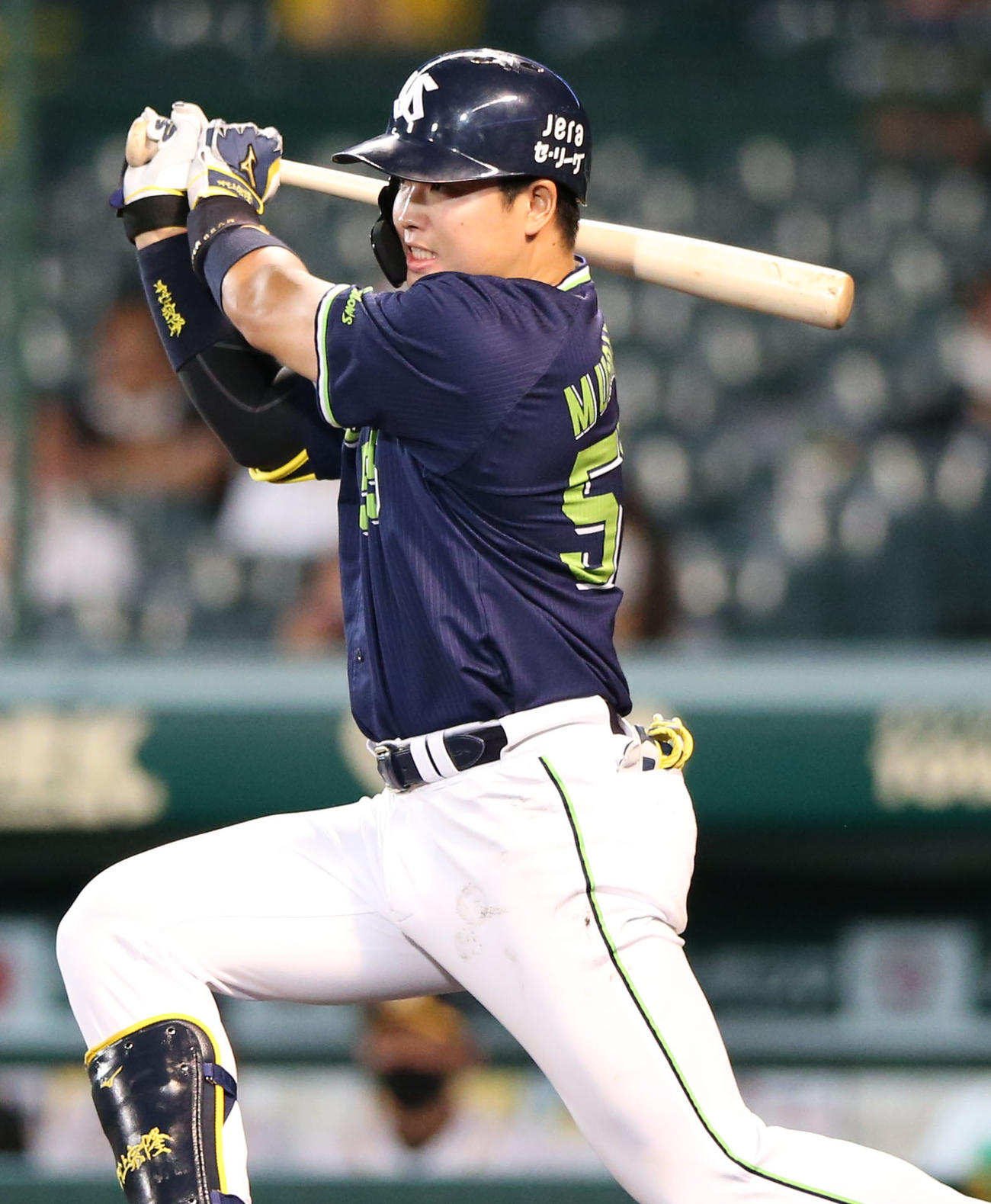 阪神対ヤクルト　7回表ヤクルト1死満塁、村上は中前2点適時打を放つ（撮影・上山淳一）
