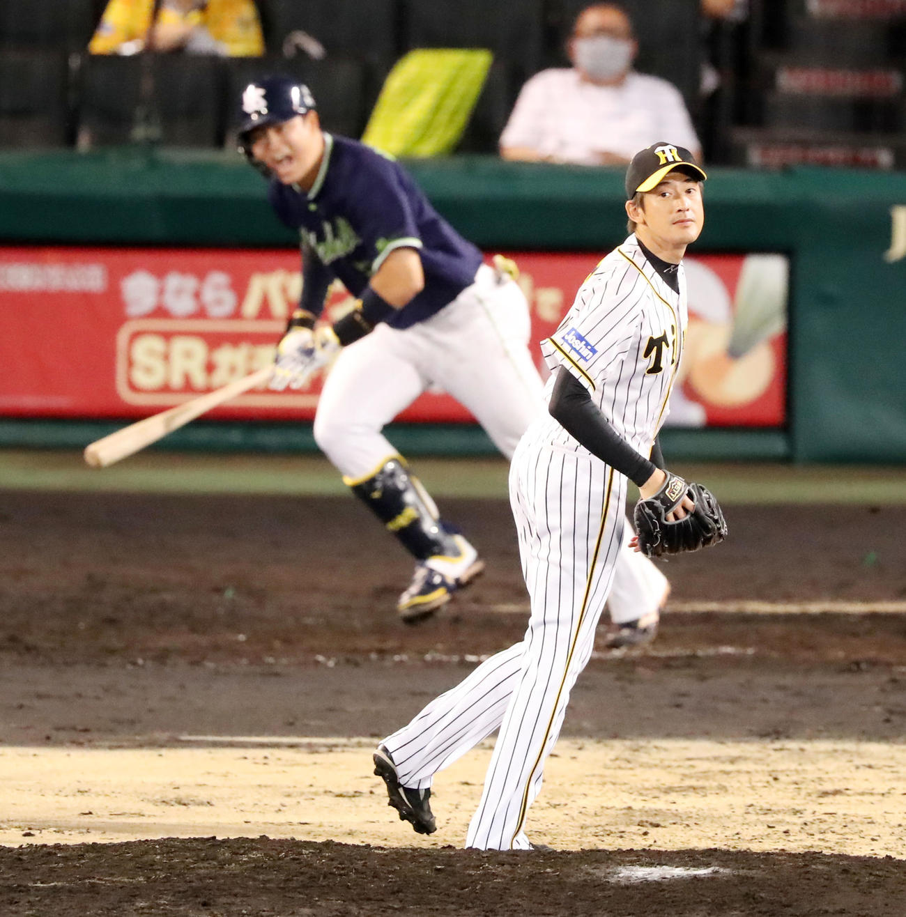 阪神対ヤクルト　7回表ヤクルト1死満塁、能見は村上に中前適時打を打たれ失点する（撮影・加藤哉）