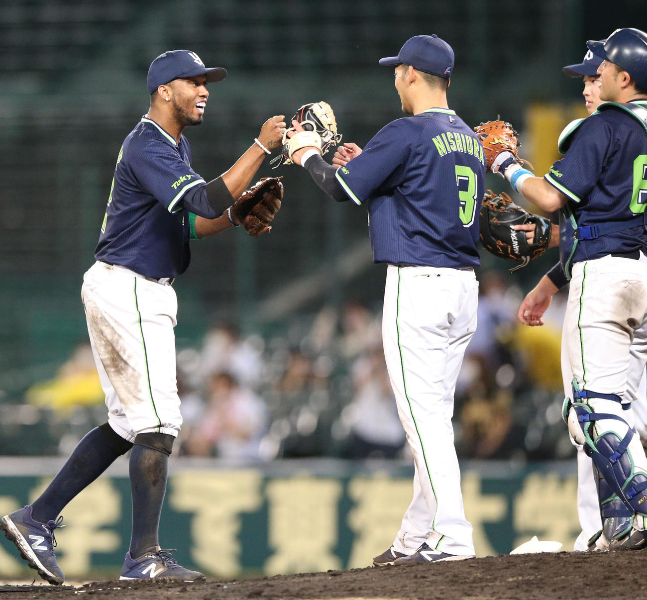 阪神対ヤクルト阪神に勝利し笑顔を見せるエスコバー（左）（撮影・上山淳一）