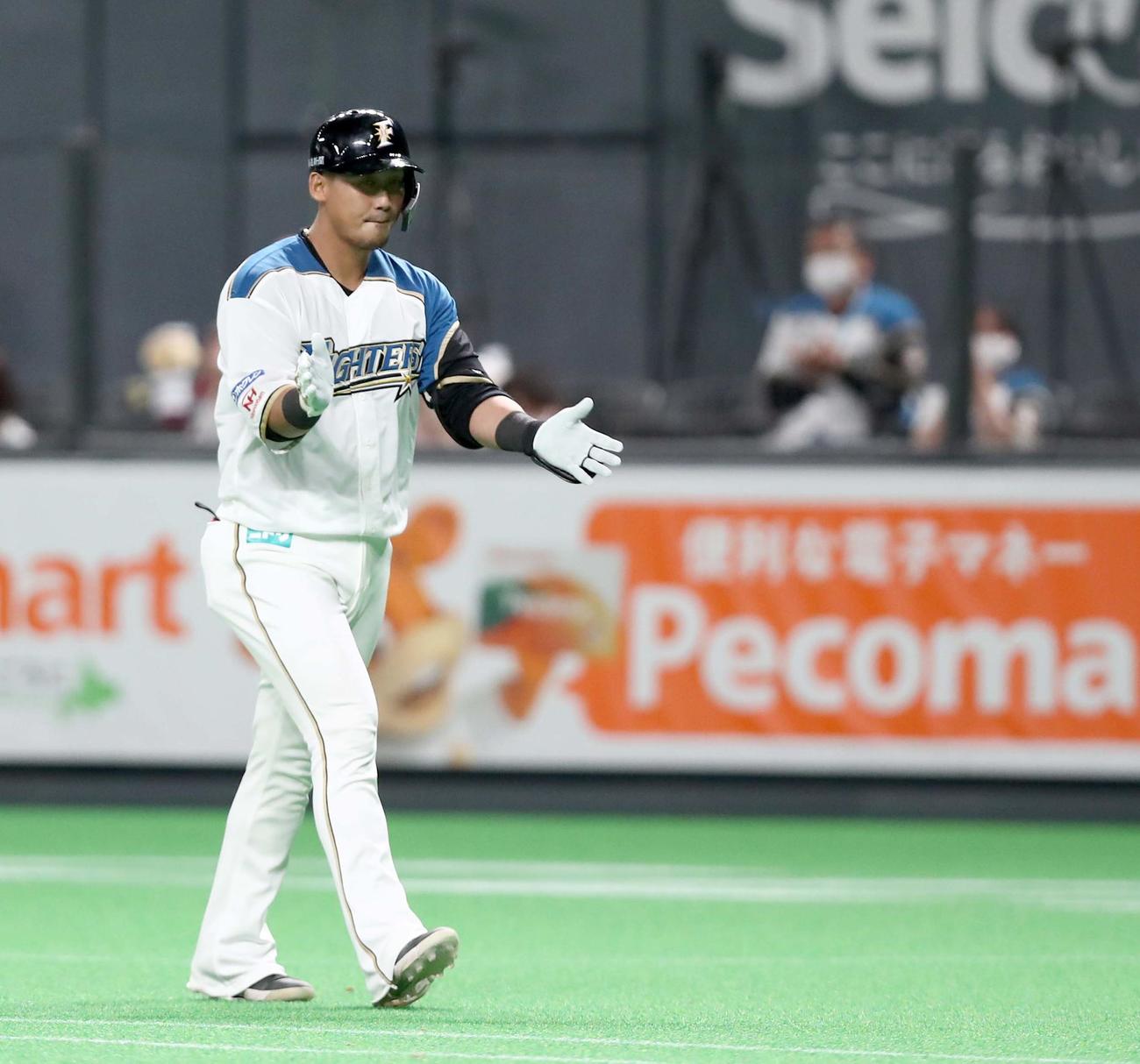 日本ハム対ロッテ　8回裏日本ハム1死満塁、右犠飛を放ち手をたたく中田（撮影・黒川智章）