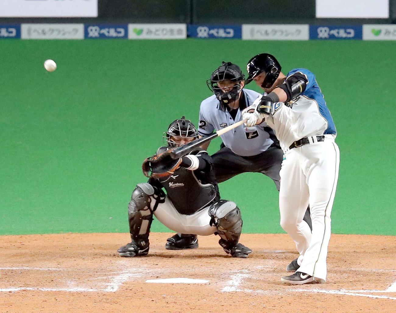日本ハム対ロッテ　8回裏日本ハム1死満塁、中田は右犠飛を放つ（撮影・佐藤翔太）