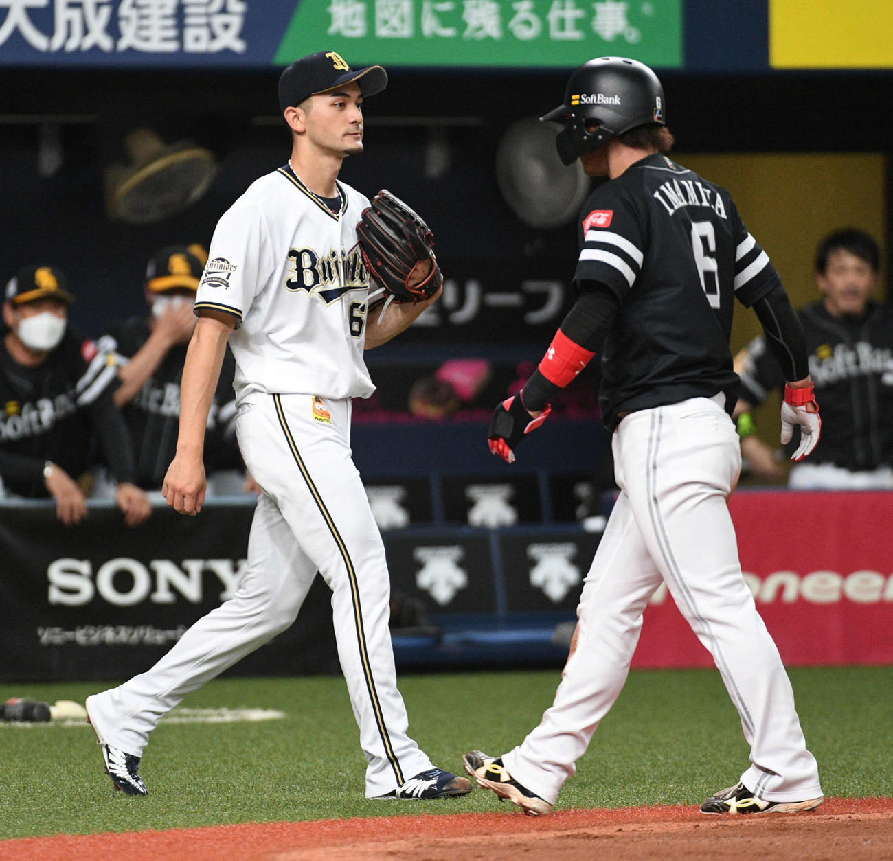 オリックス対ソフトバンク　4回表ソフトバンク1死二塁、柳田の先制適時打で今宮の生還許した鈴木優（左）（撮影・渦原淳）