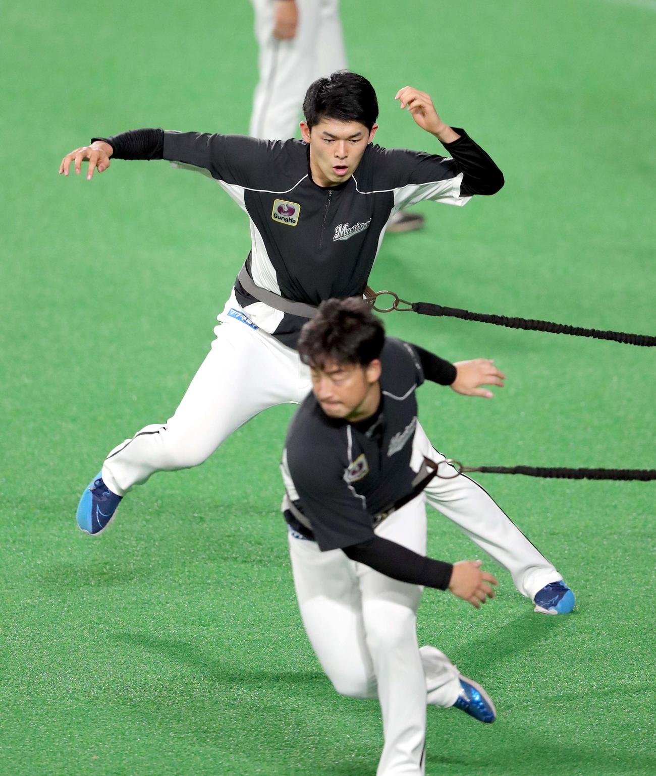 日本ハム対ロッテ　試合前、トレーニングをするロッテ佐々木朗と美馬（手前）（撮影・佐藤翔太）