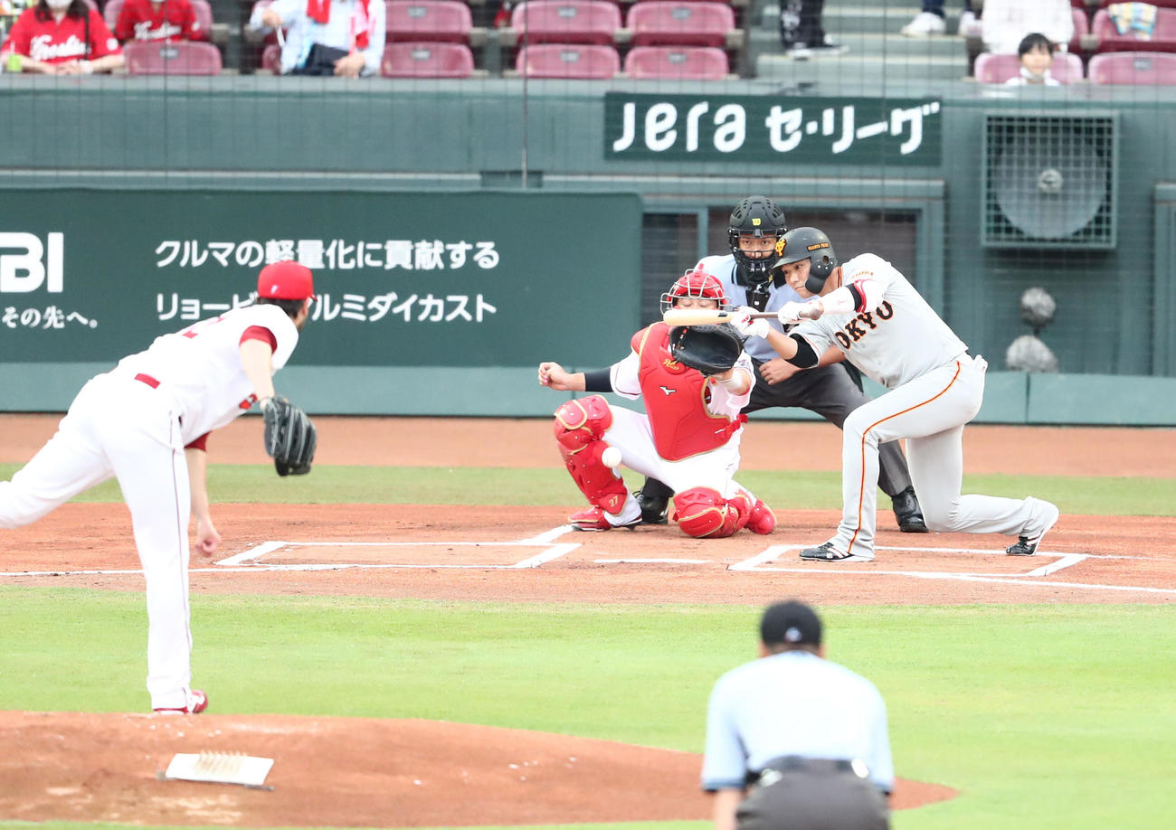 広島対巨人　1回表巨人無死一塁、坂本勇人は送り犠打成功（撮影・梅根麻紀）