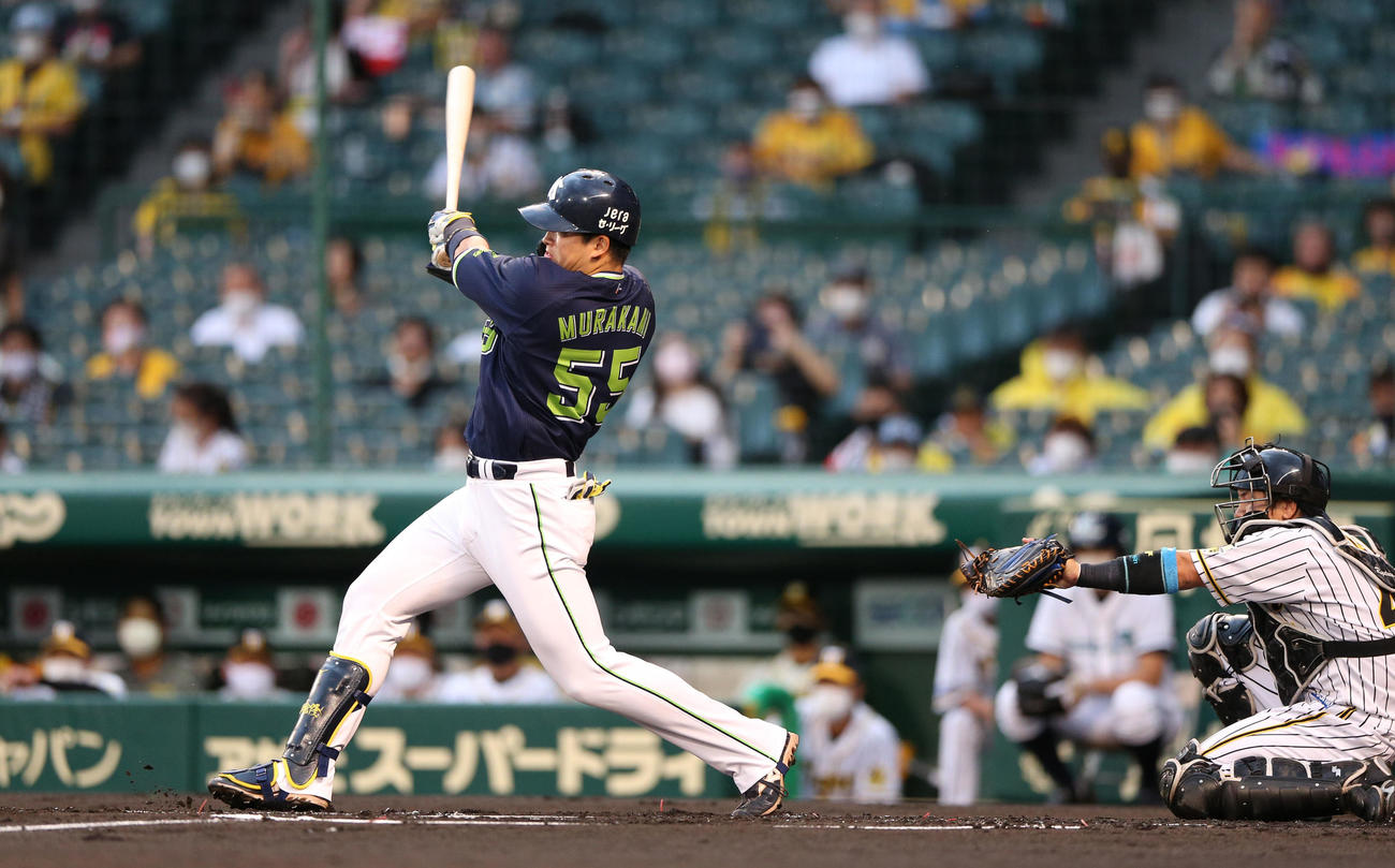 1回表ヤクルト1死一、二塁、村上は右前適時打を放つ（撮影・上山淳一）